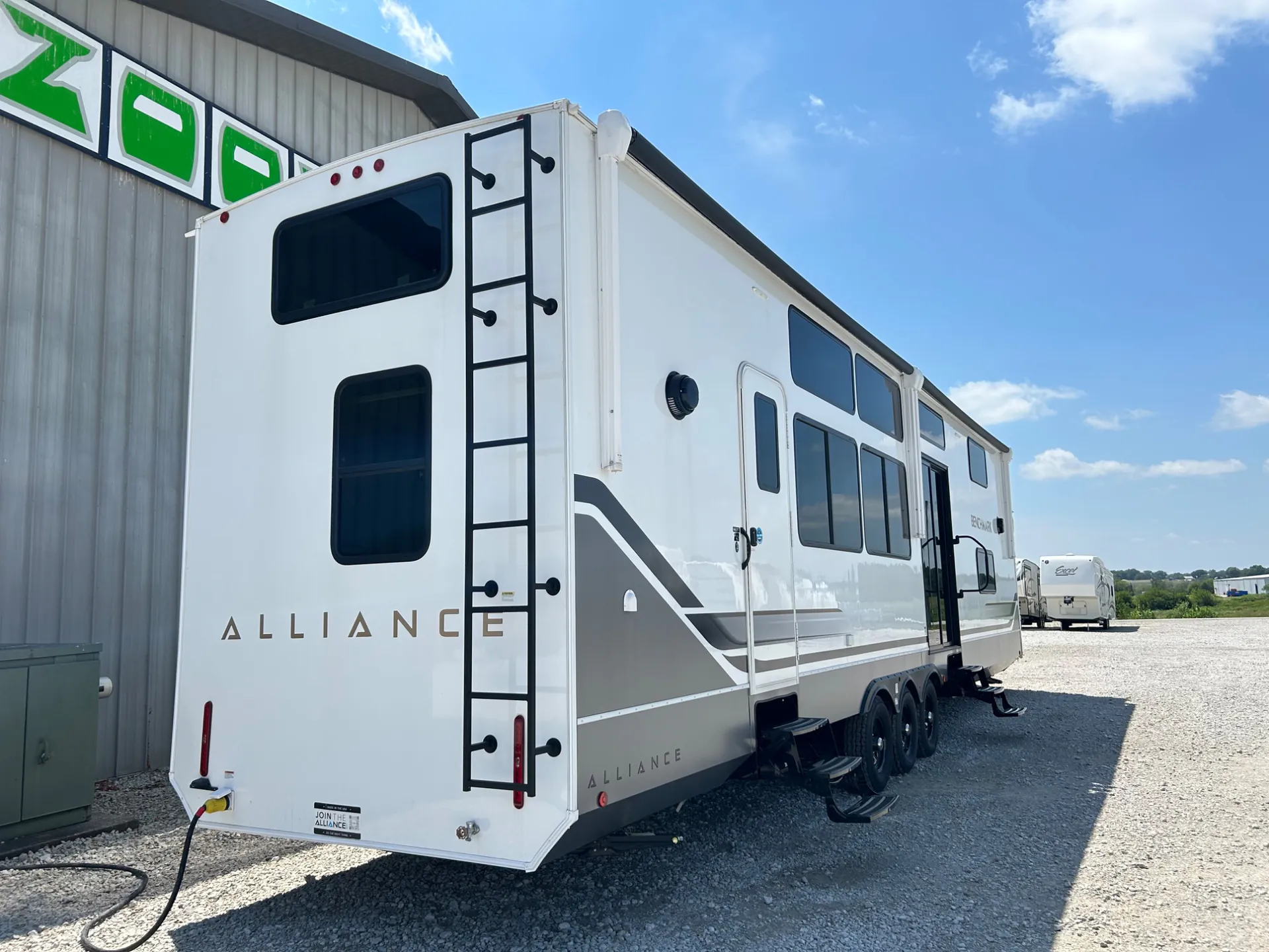 2025 Alliance RV Benchmark 44LFT - Photo 3