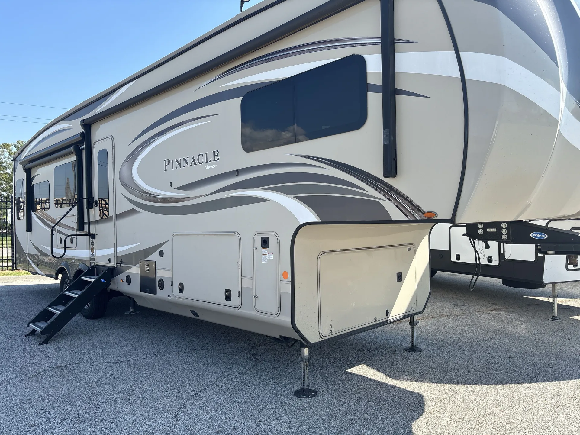 2019 Jayco Pinnacle 36SSWS - Photo 2