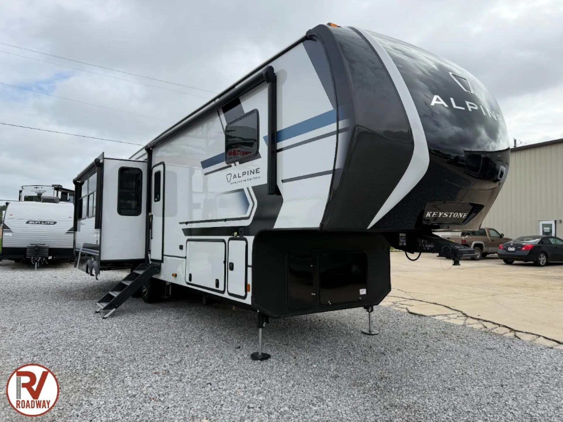 2026 Keystone Alpine Avalanche Edition 321RL - Photo 2