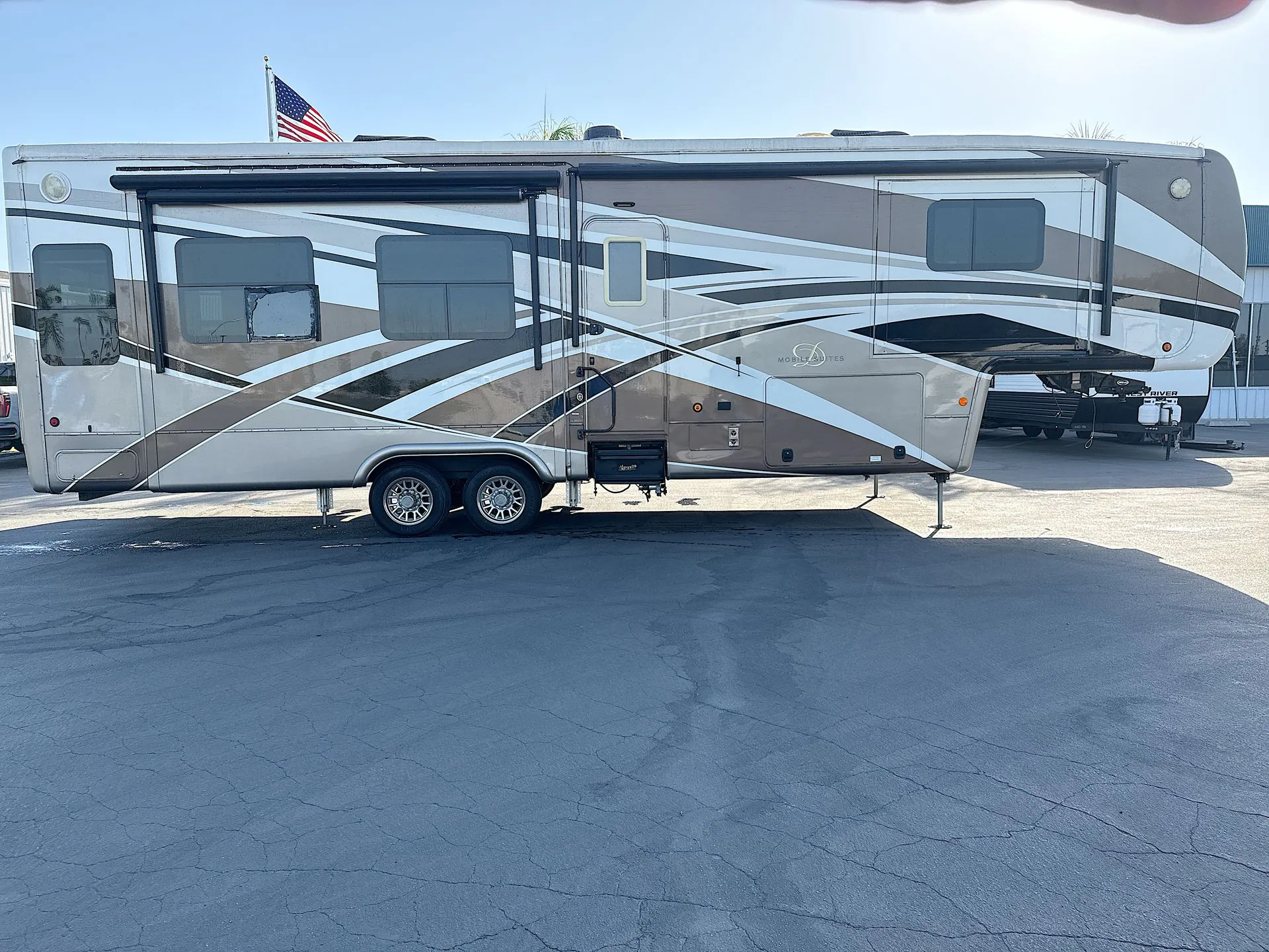 2018 DRV Mobile Suites 36RSSB3 — Photo 1