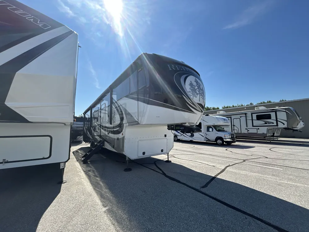 2019 CrossRoads Redwood 3941FL - Photo 2