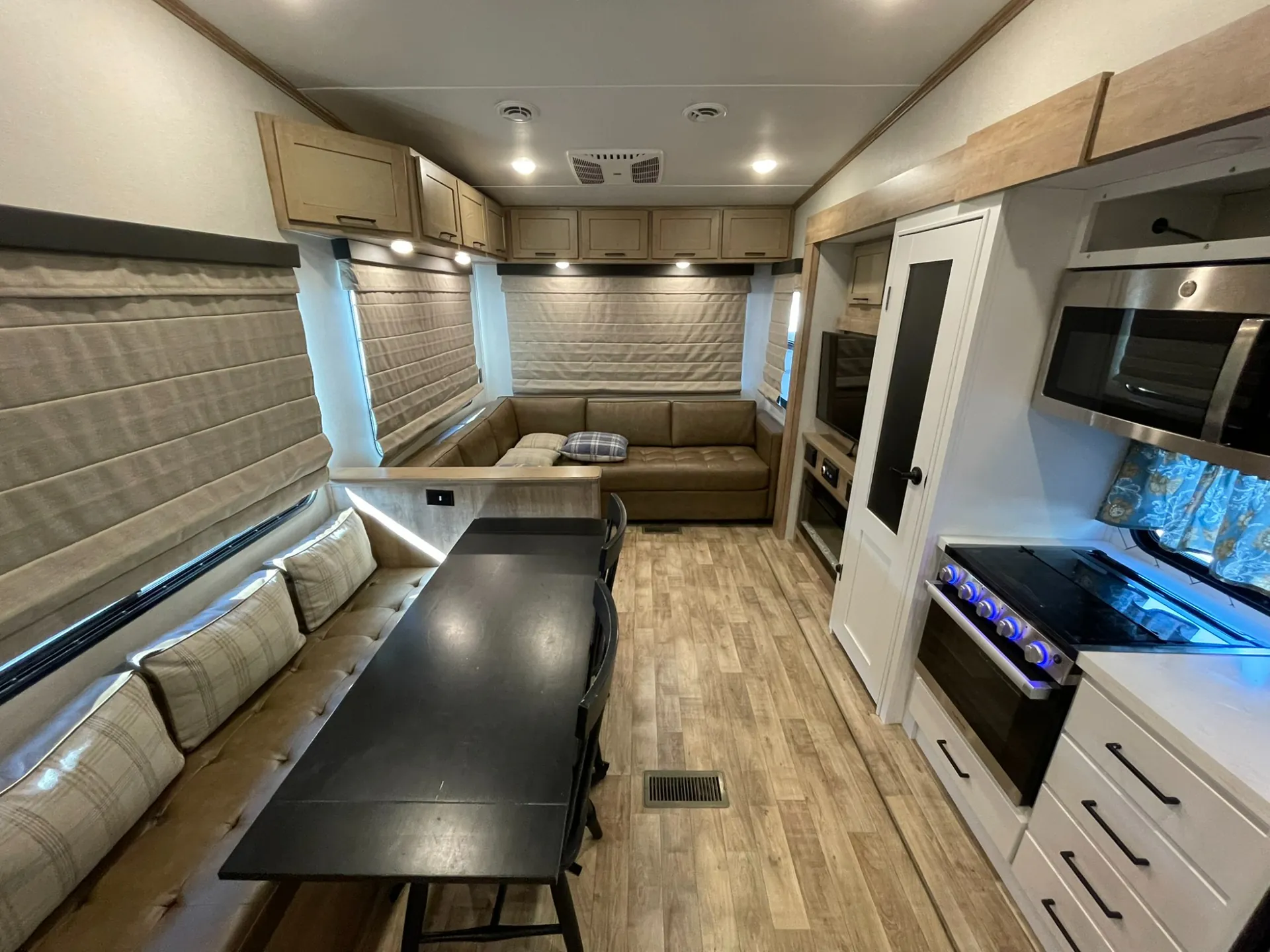 2022 Keystone Arcadia 3250RL - Photo 2