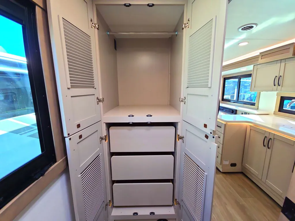 2027 Entegra Coach Vision XL 36C, Photos photo 17
