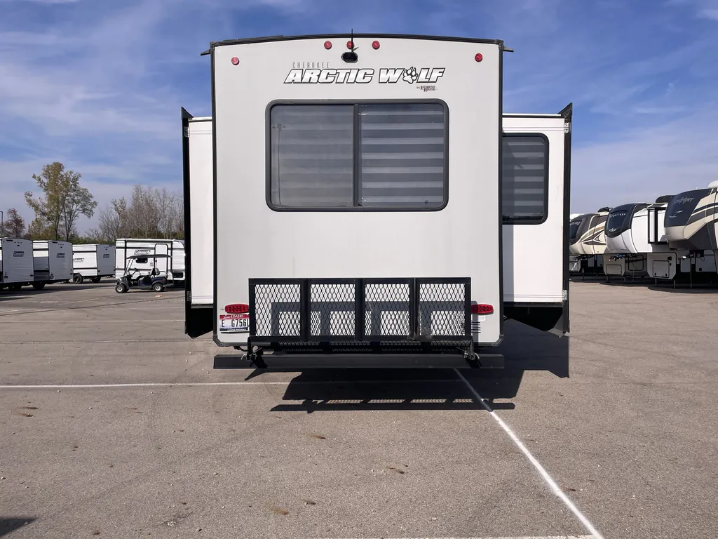 2022 Forest River Cherokee Arctic Wolf 327MB, Photos photo 5