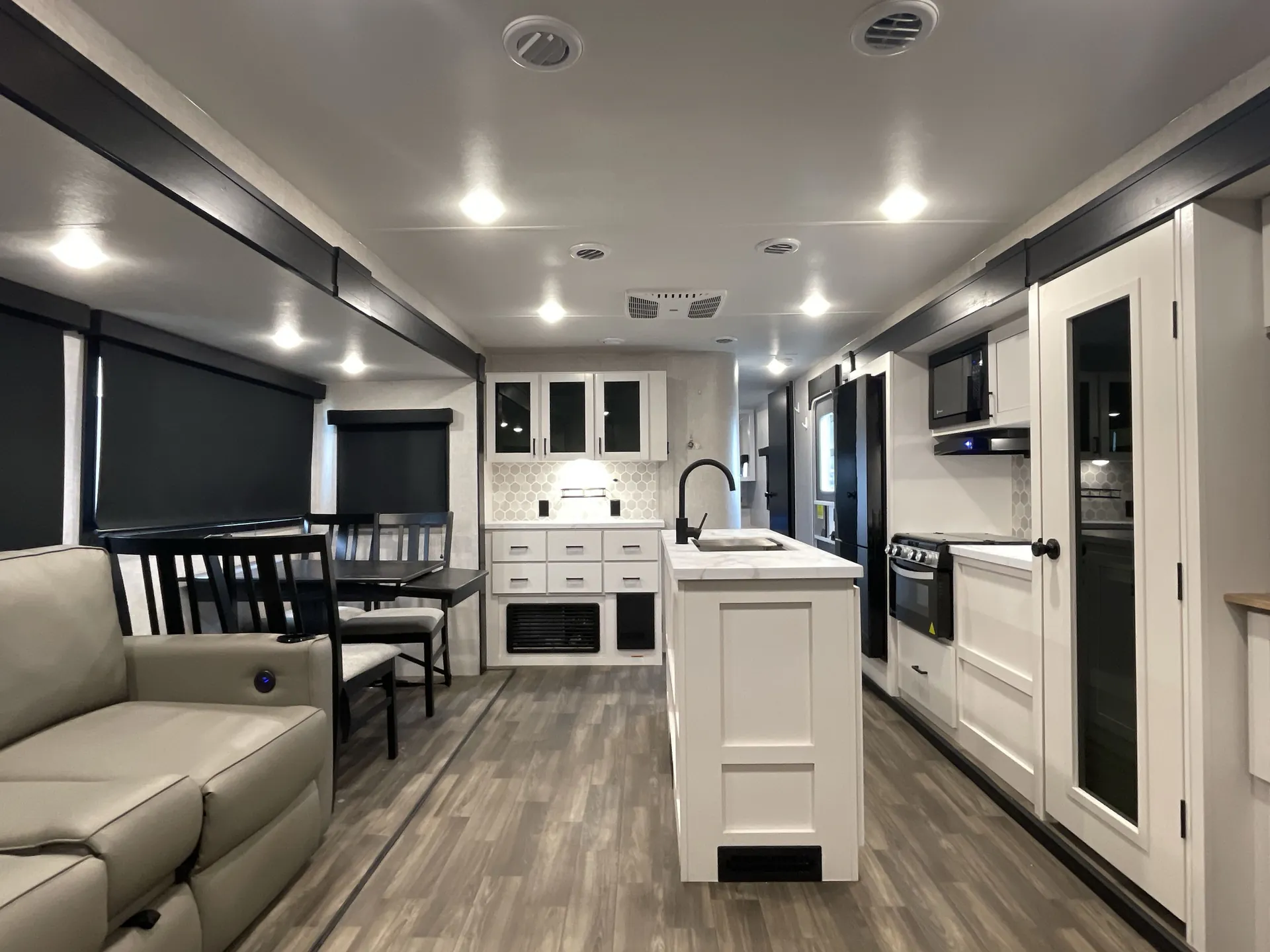2025 Highland Ridge Light 275RLS — living area main