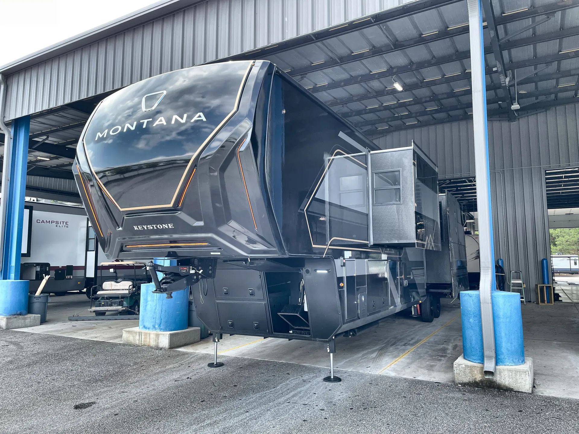 2026 Keystone Montana 3900RK - Photo 2