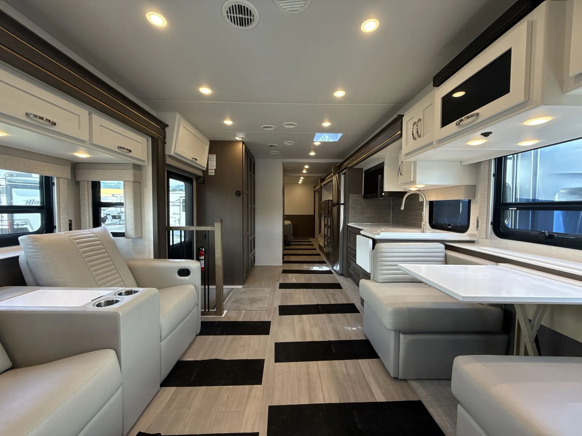 2026 newmar Grand Star 3940 — living area main