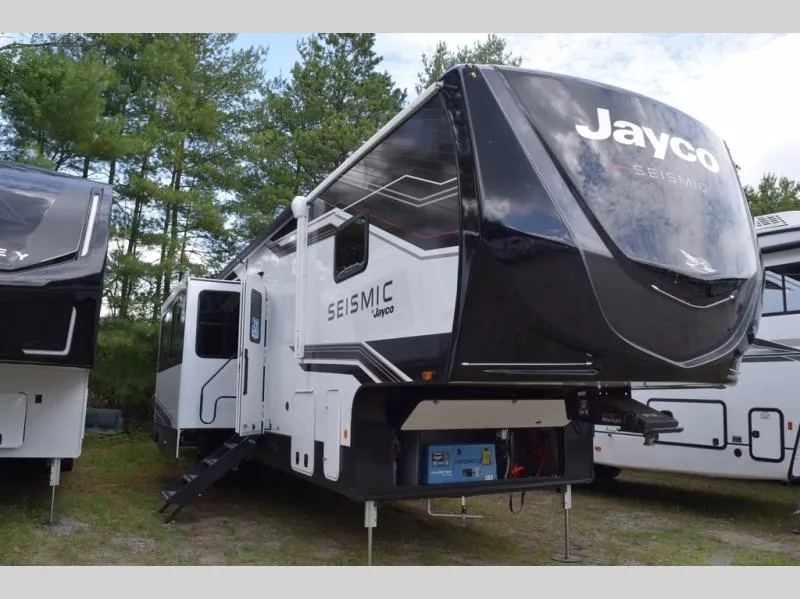 2026 Jayco Seismic 395 - Photo 3