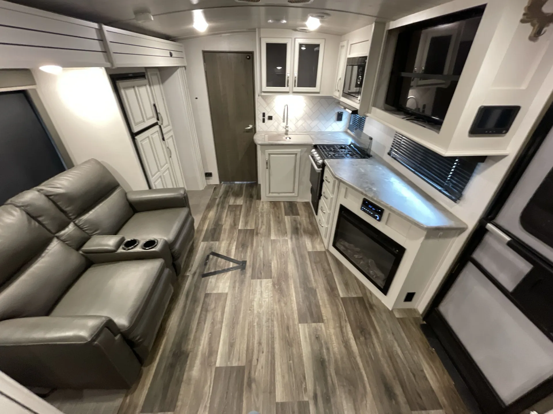 2021 Keystone Cougar Half-Ton 25RDSWE — living area main