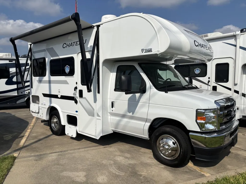 2026 Thor Motor Coach Chateau 19Z - Photo 3