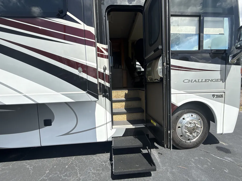 2017 Thor Motor Coach Challenger 37YT, Photos photo 40