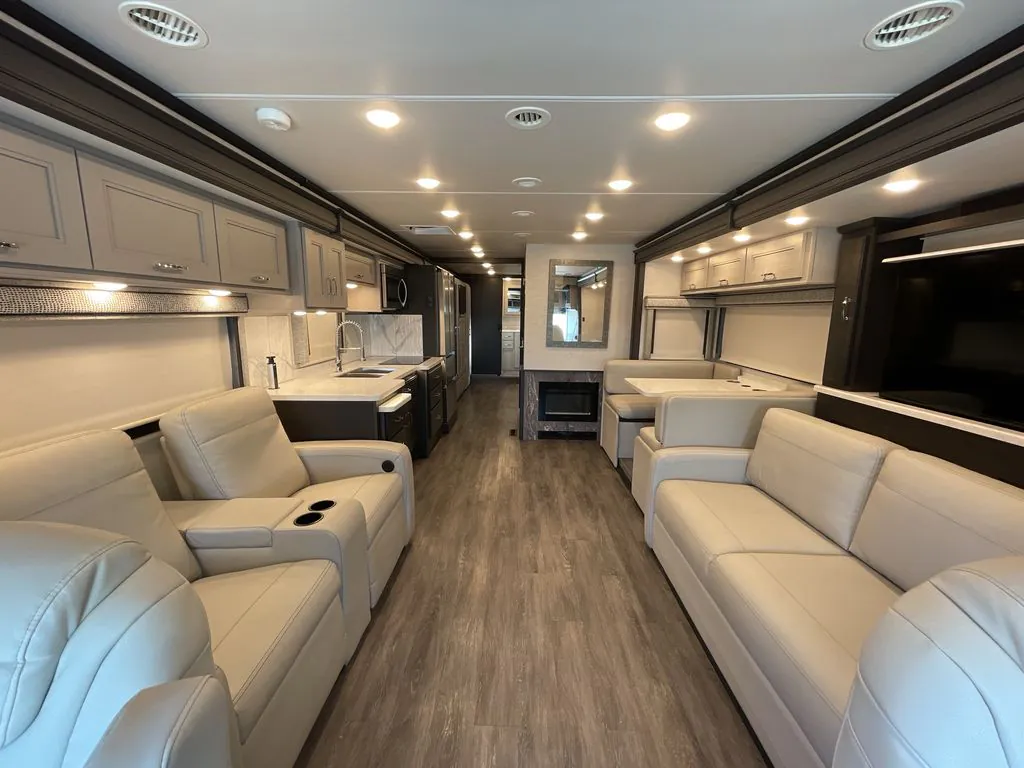 2025 Thor Motor Coach Riviera 38RB - Photo 3