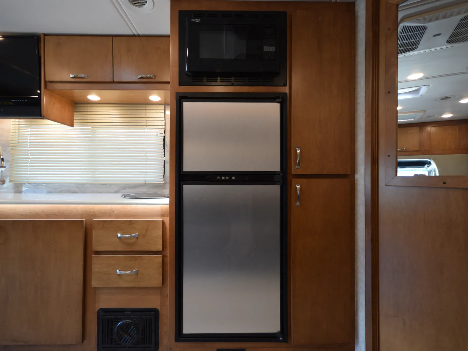 2021 Renegade RV Villagio 25RML dealer photo 9 from La Mesa RV Center