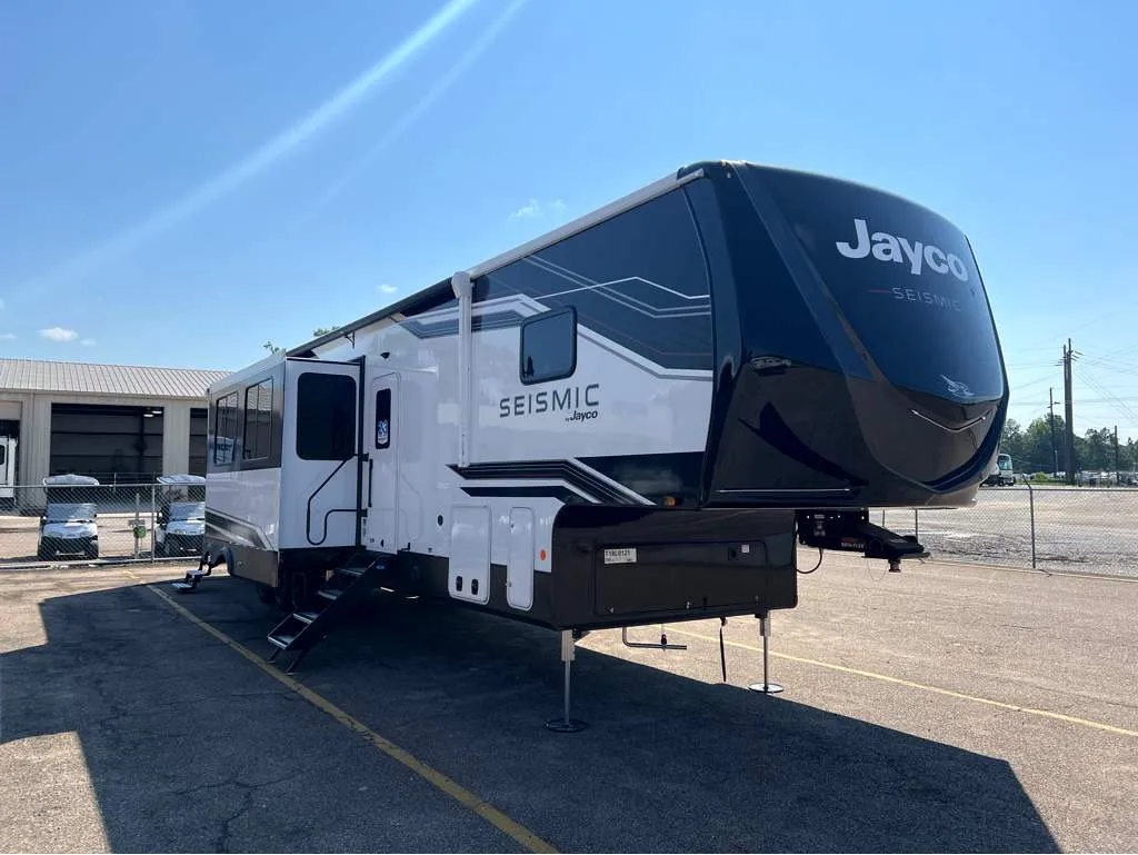 2026 Jayco Seismic 395 - Photo 2