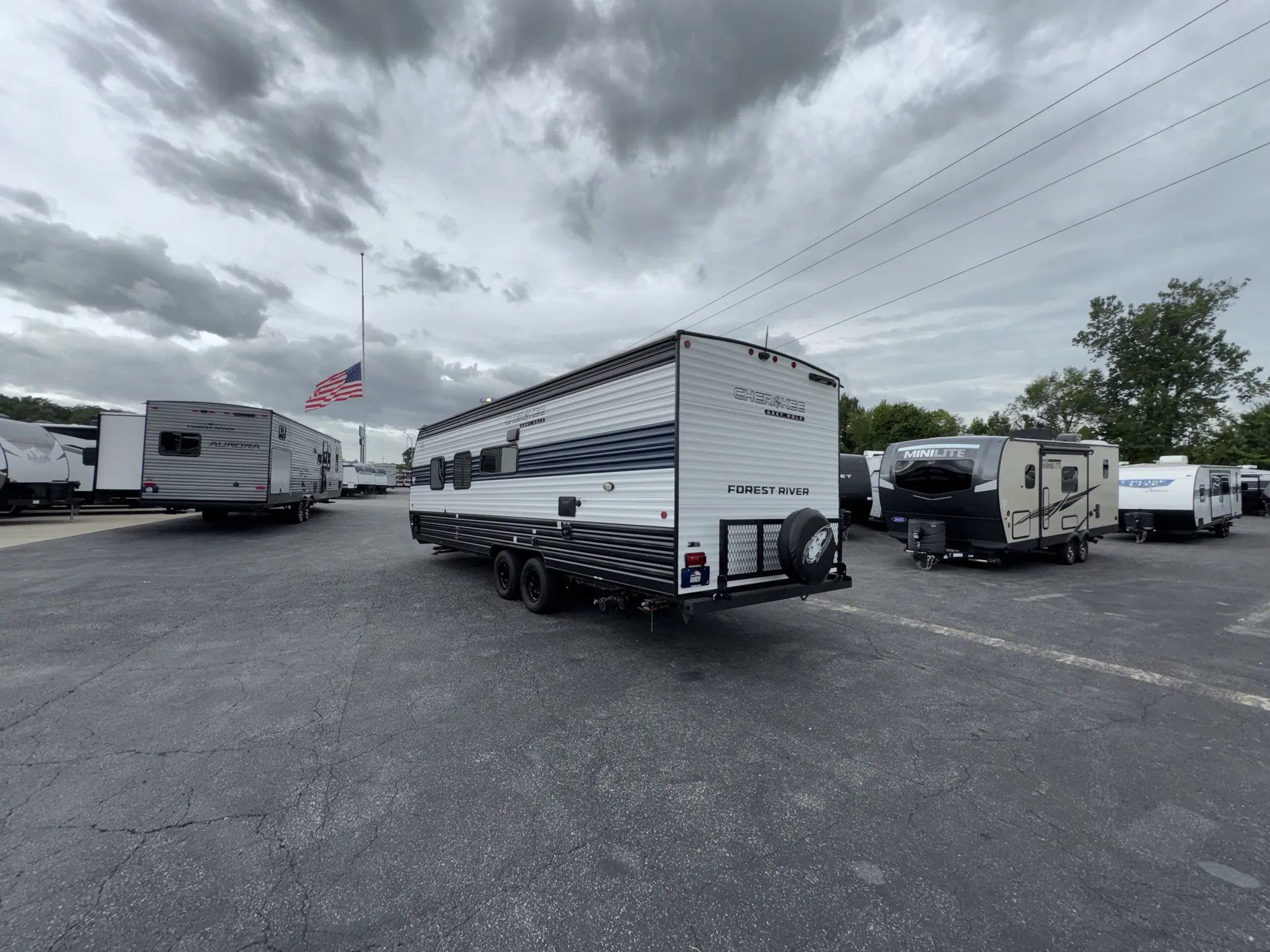 2025 Forest River Cherokee Grey Wolf 26DJSE — off campside