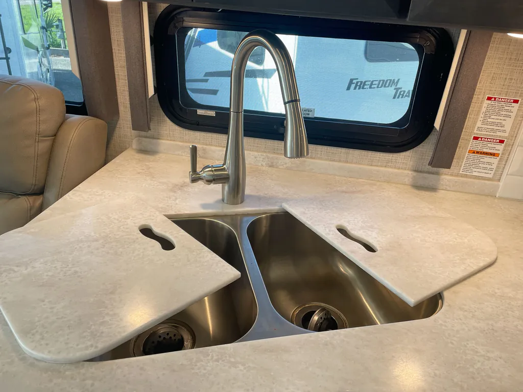 2023 Thor Motor Coach Challenger 35MQ, Photos photo 42