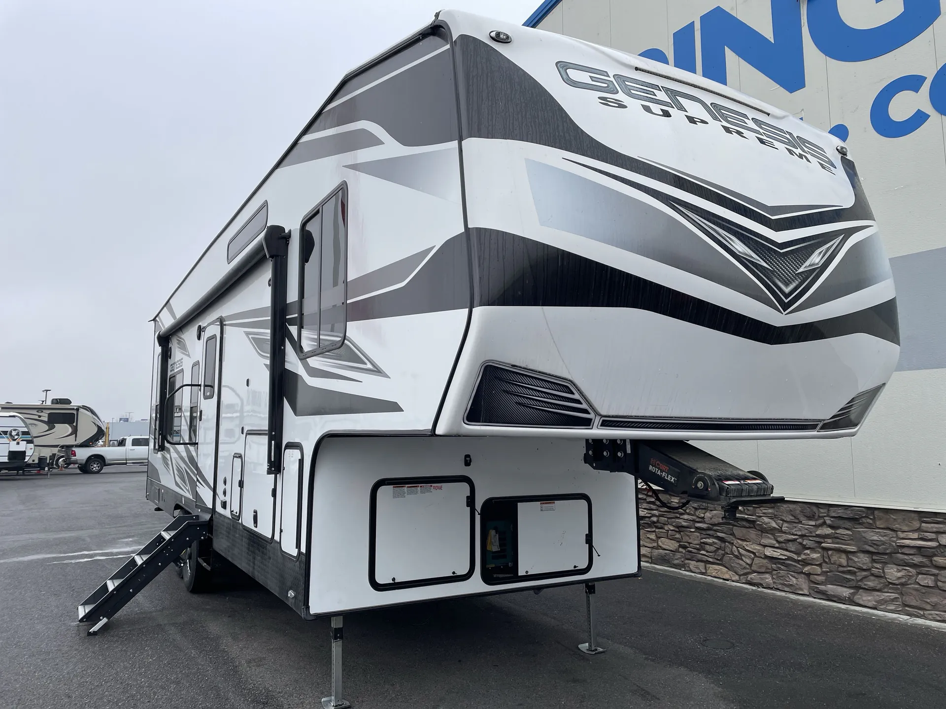2023 Genesis Supreme Genesis 32CRXL - Photo 2