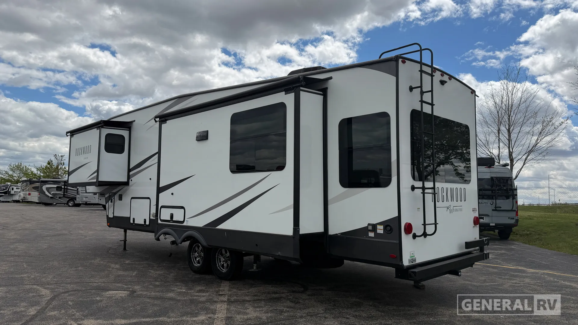 2023 Forest River Rockwood Signature Ultra Lite 8288SB - Photo 4