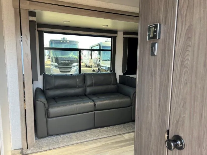 2022 Winnebago Voyage V3033BH - Photo 4