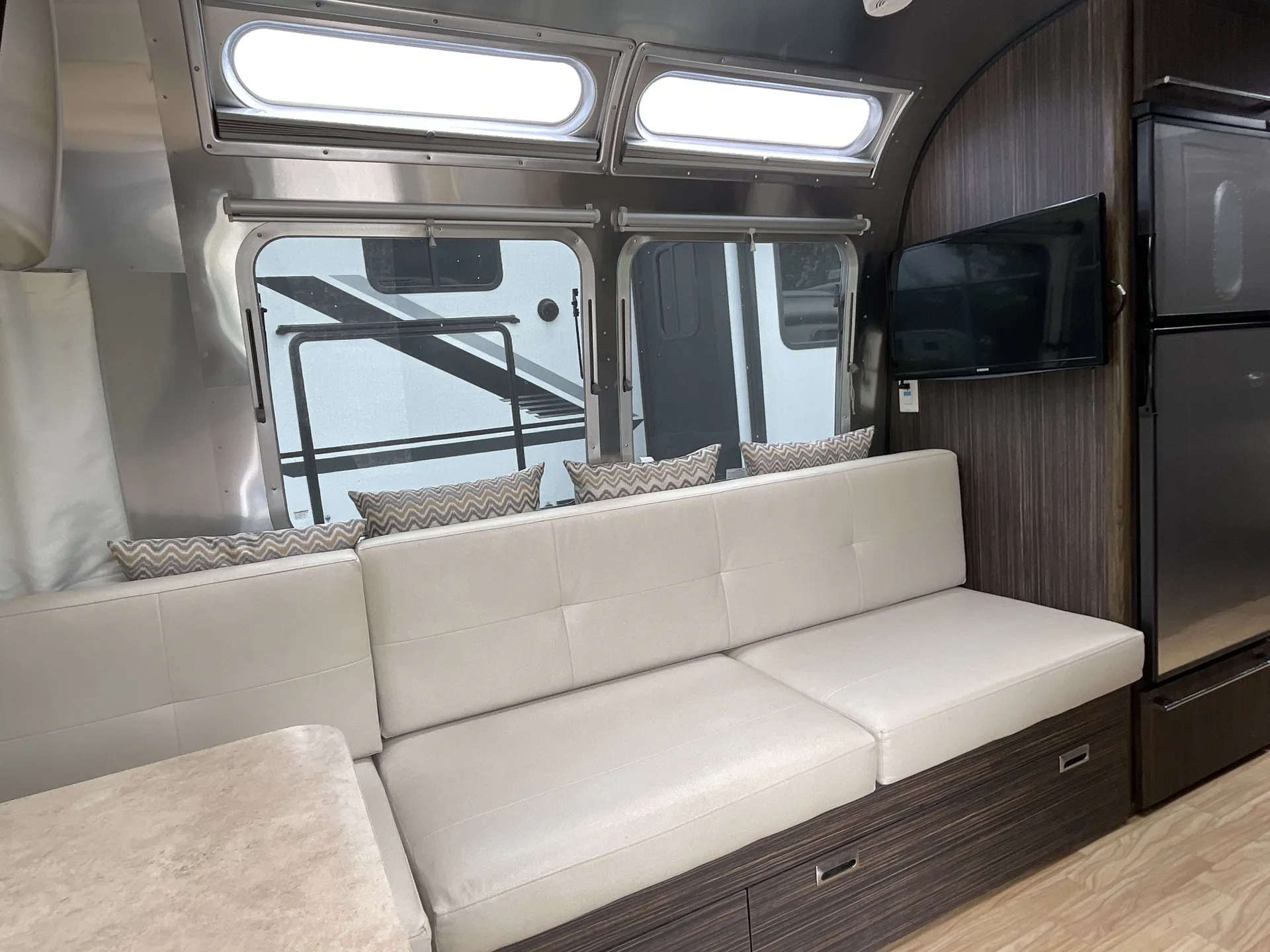 2019 airstream International Signature 27FB — living area main