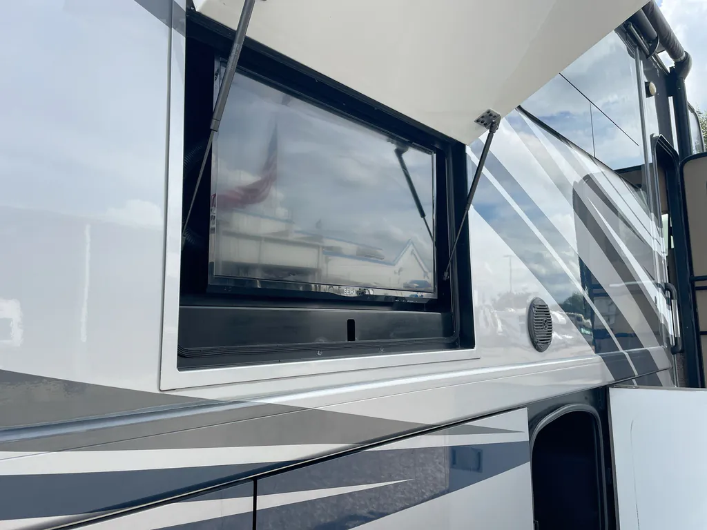 2017 Thor Motor Coach Challenger 37YT, Photos photo 22