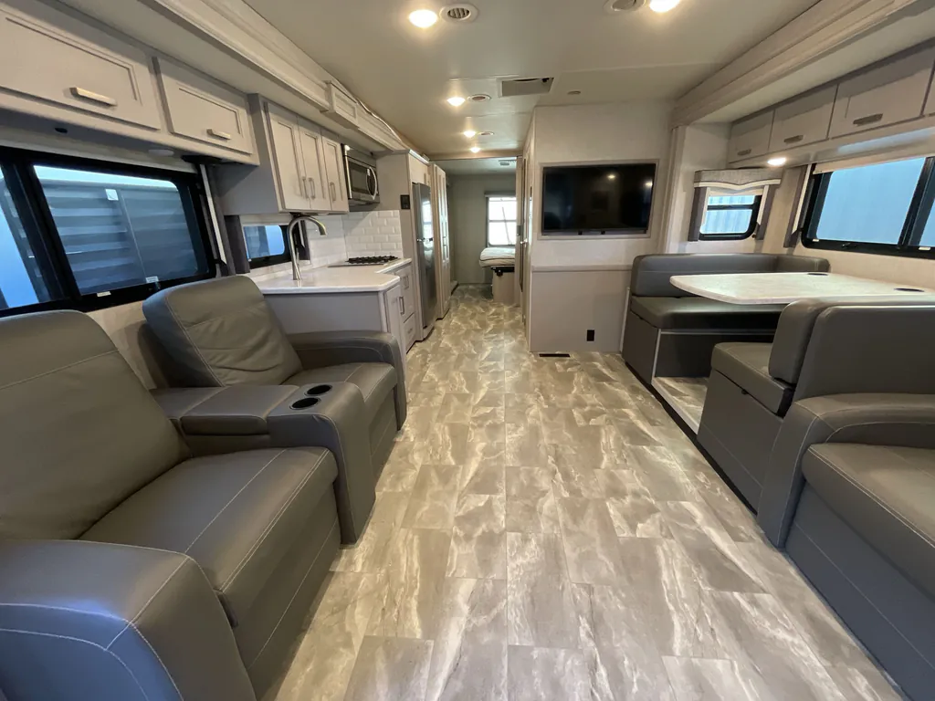 2023 Thor Motor Coach Challenger 35MQ, Photos photo 4