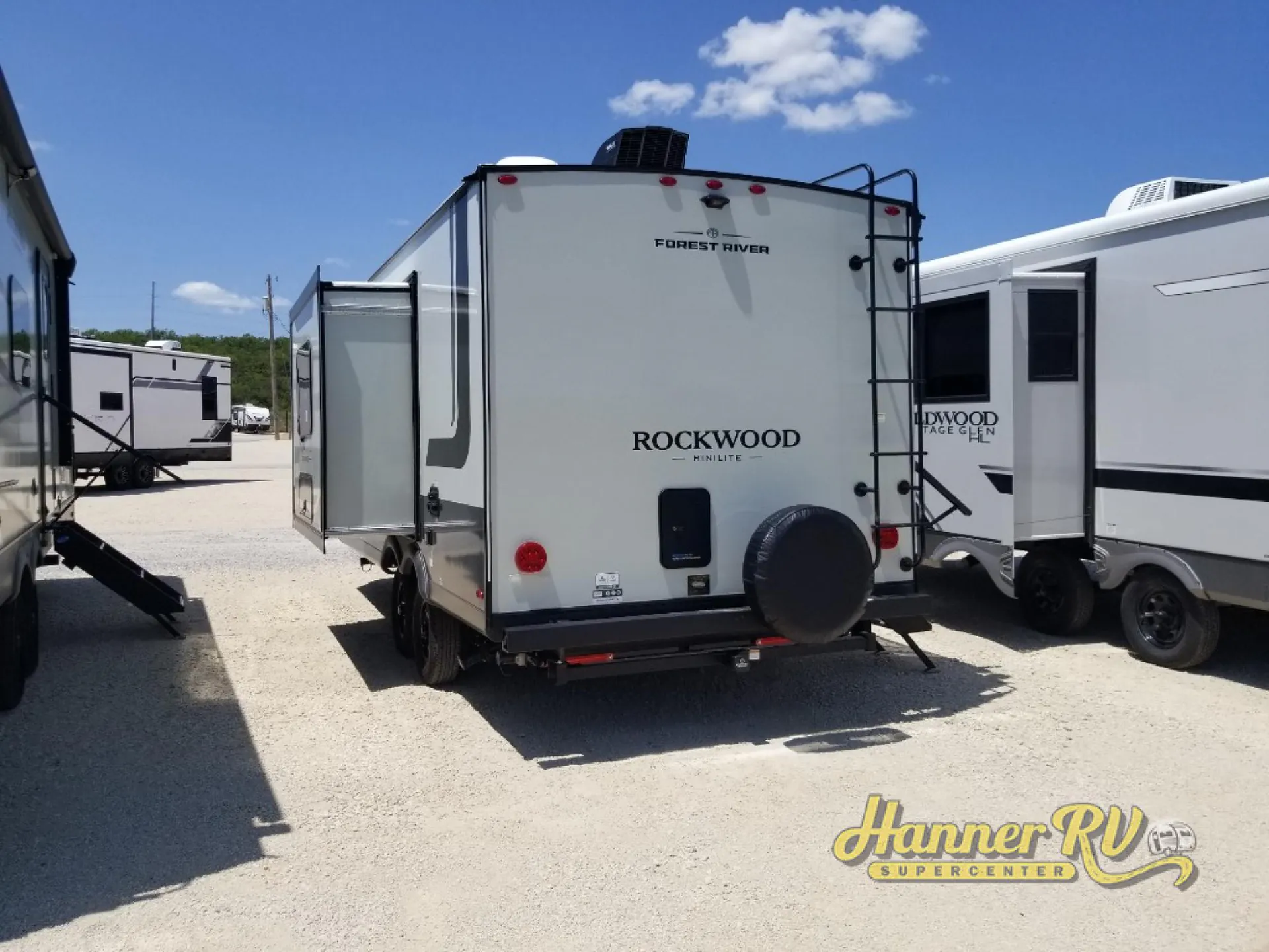 2027 Forest River Rockwood Mini Lite 2109S — Photo 5
