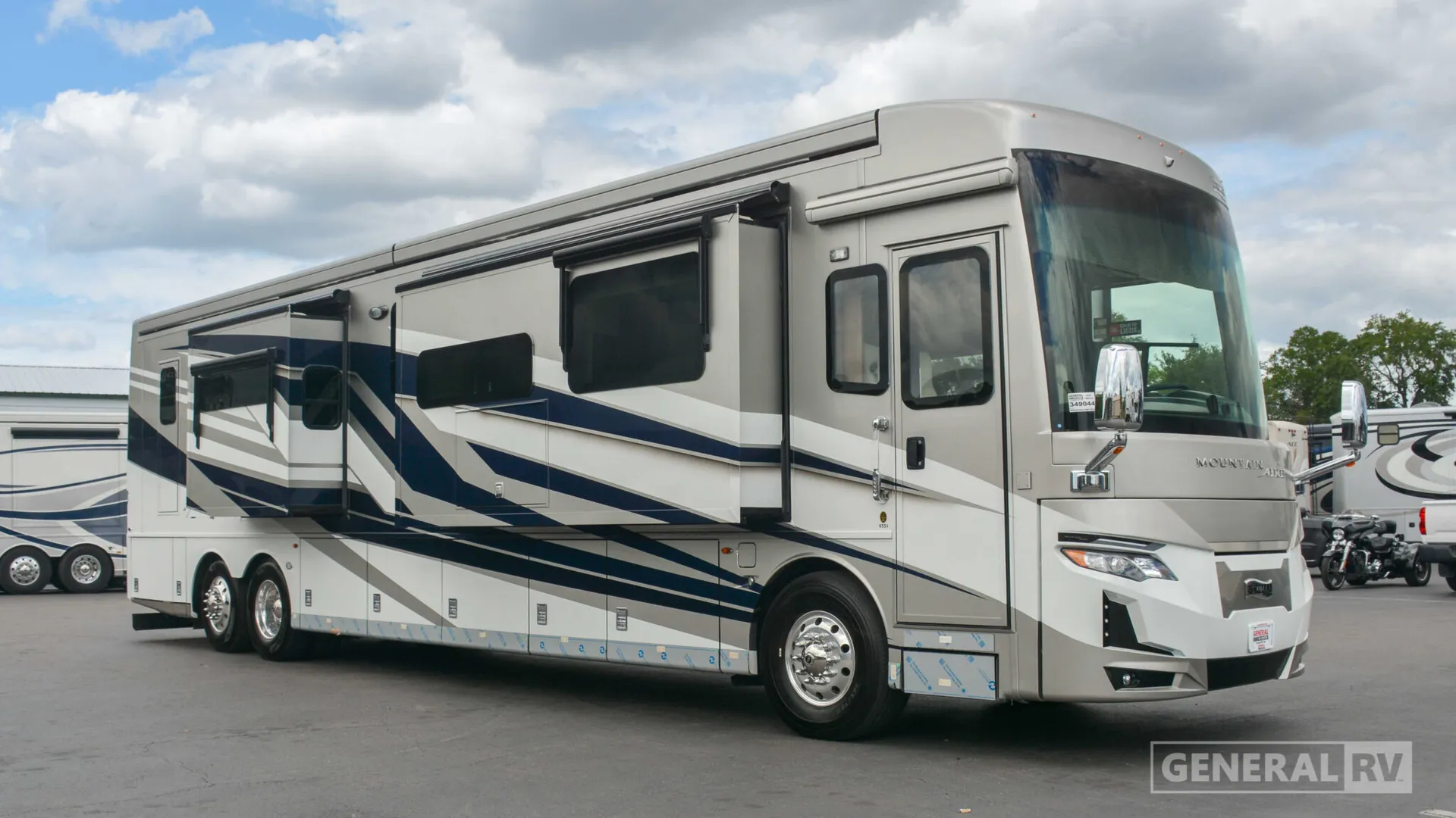 2026 Newmar Mountain Aire 4551 - Photo 2