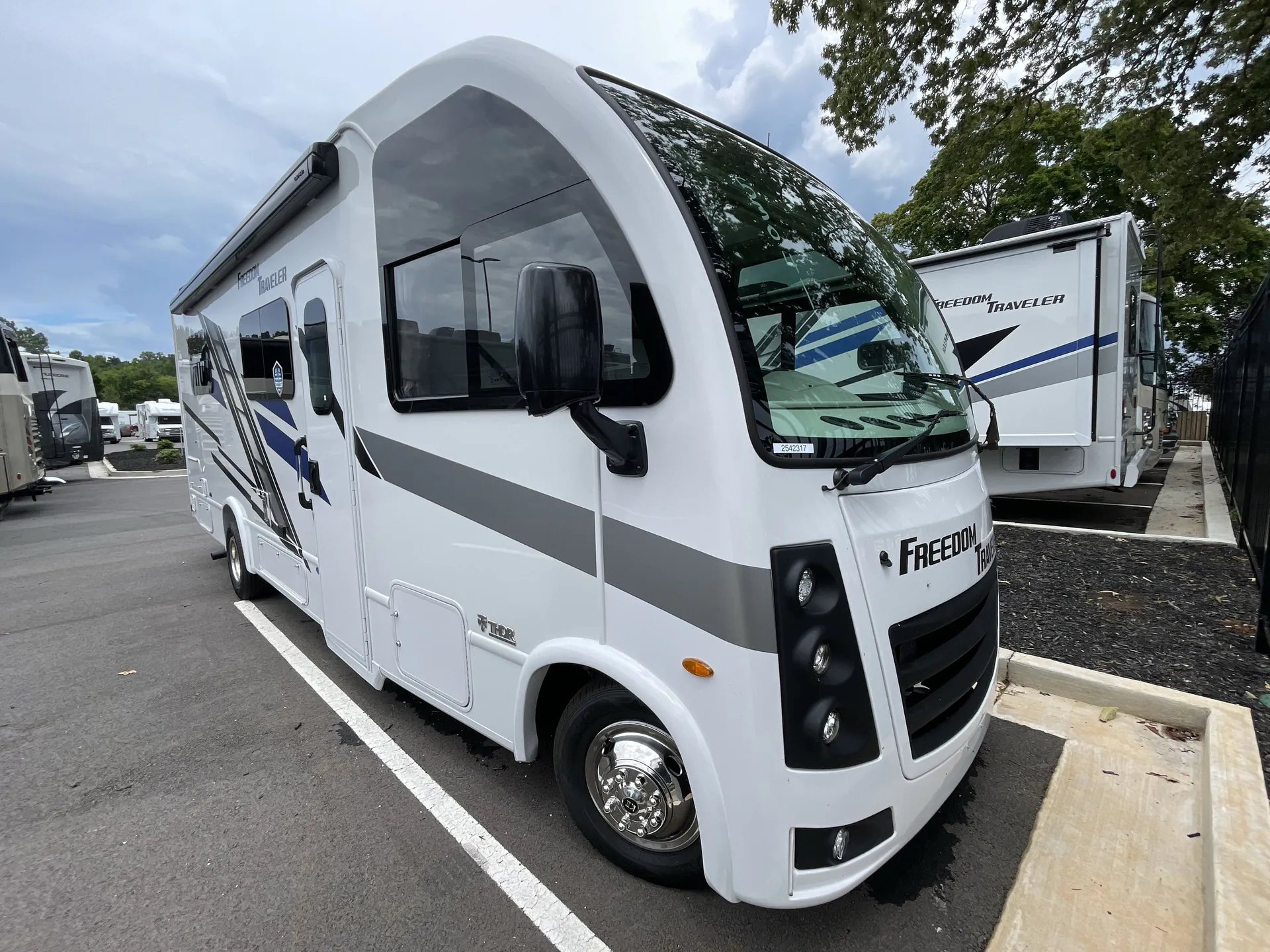 2026 Thor Motor Coach Freedom Traveler A26 - Photo 2