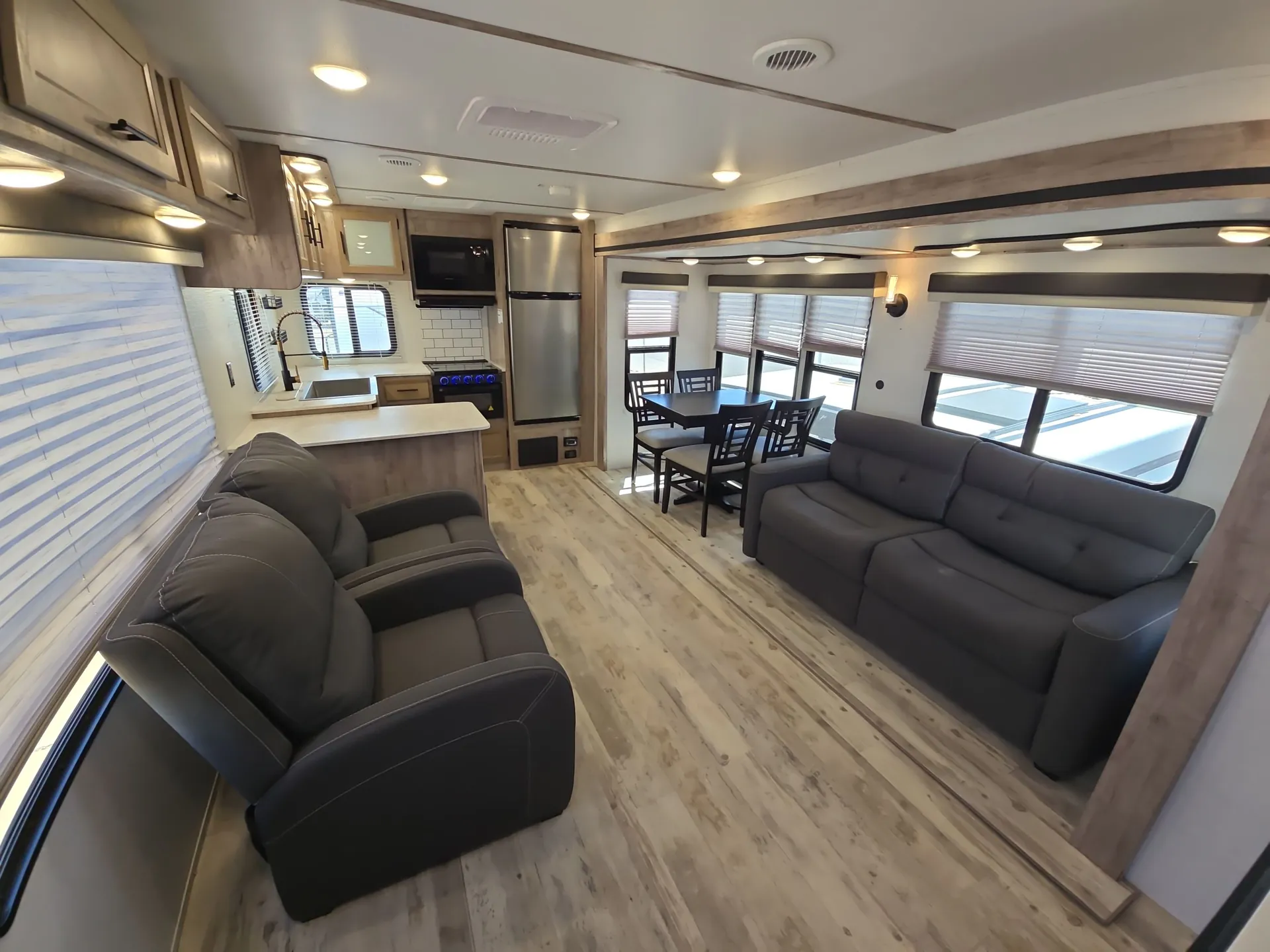 2024 Gulf Stream Kingsport Supreme 295SBW — living area main