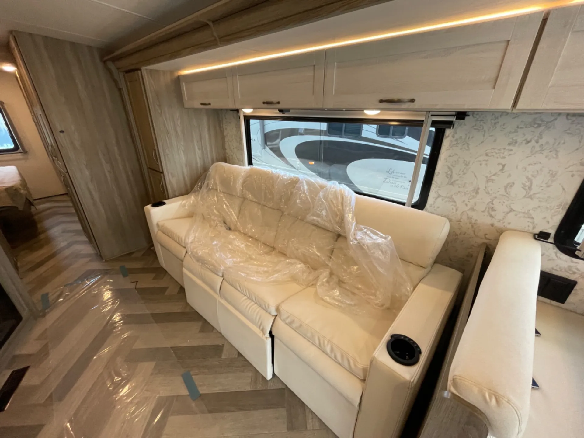 2025 Winnebago Adventurer 34W - Photo 4