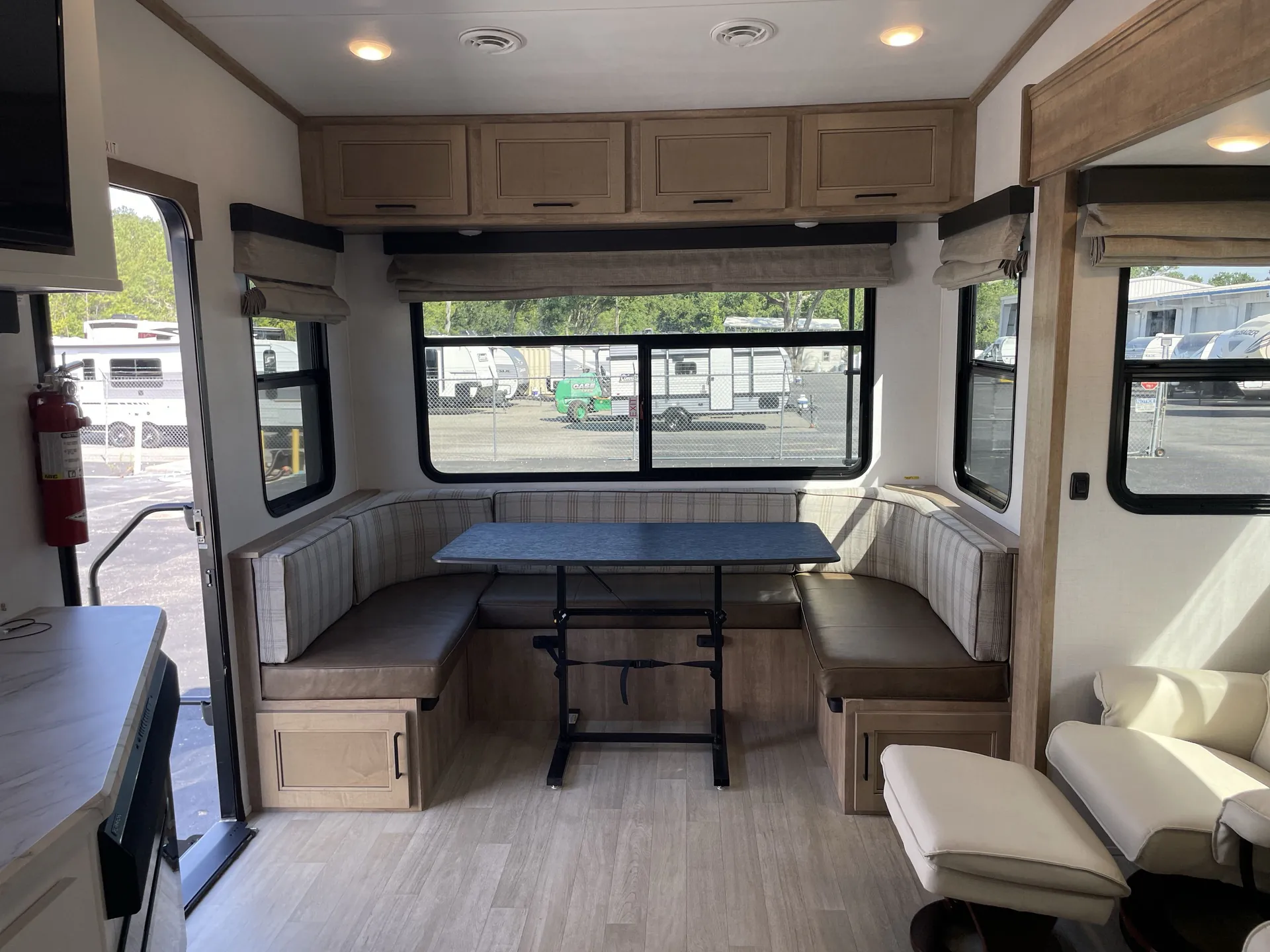 2024 Keystone Arcadia Super Lite 253SLRD dealer photo 3 from Camping World