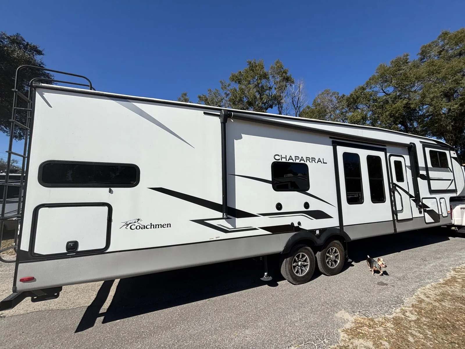 2023 Coachmen Chaparral 334FL - Photo 4