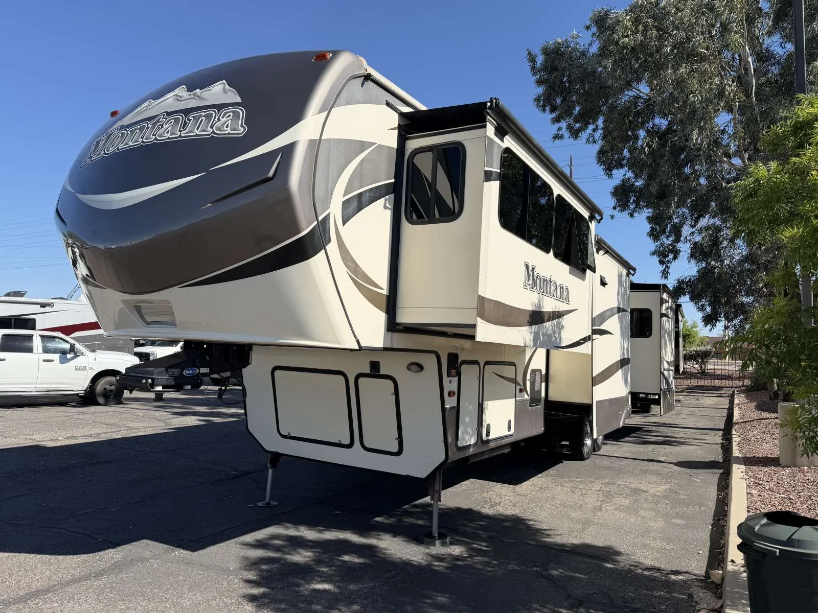 2016 Keystone Montana 3711 - Photo 3