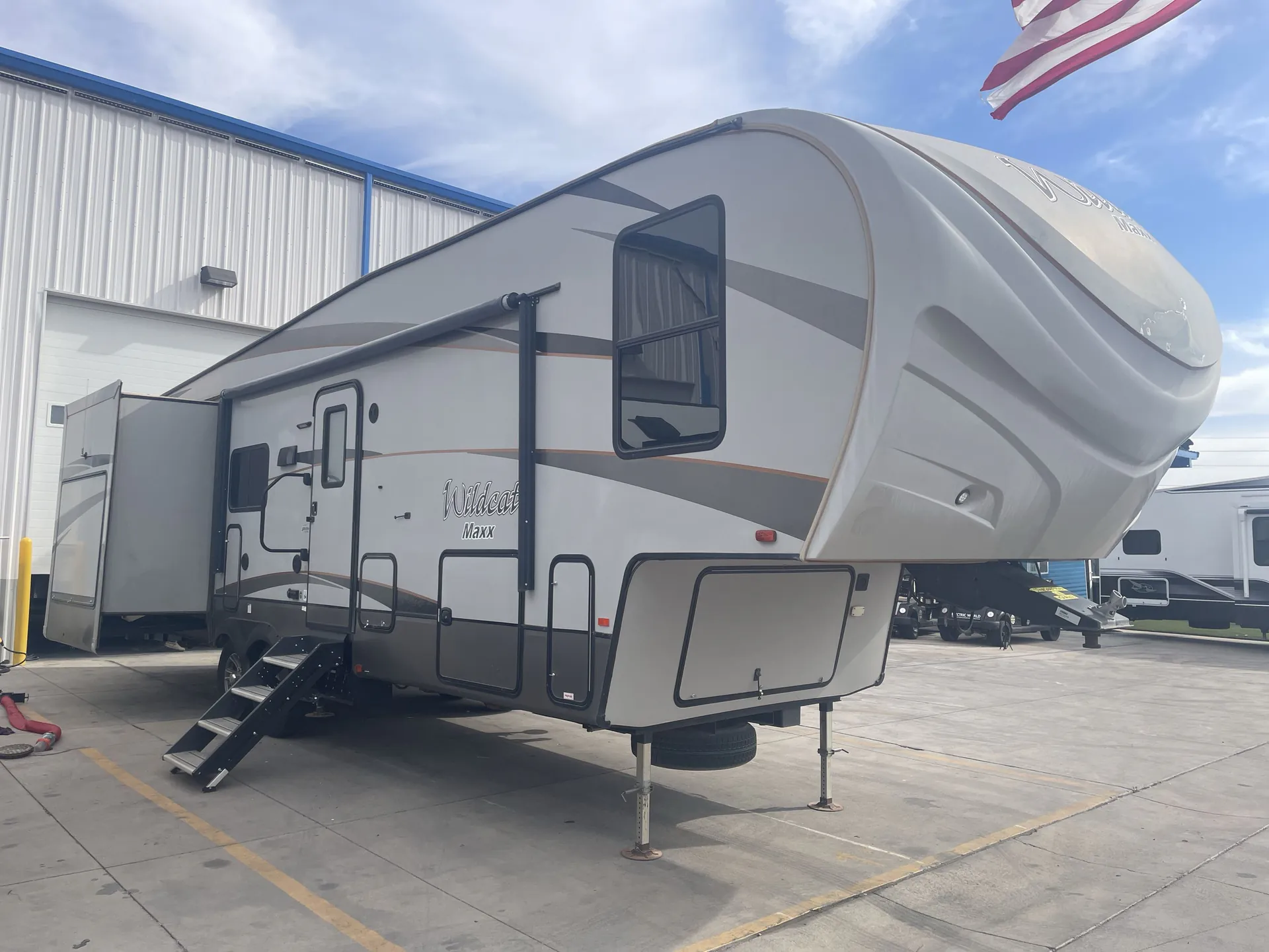 2017 Forest River Wildcat Maxx 317RL - Photo 2