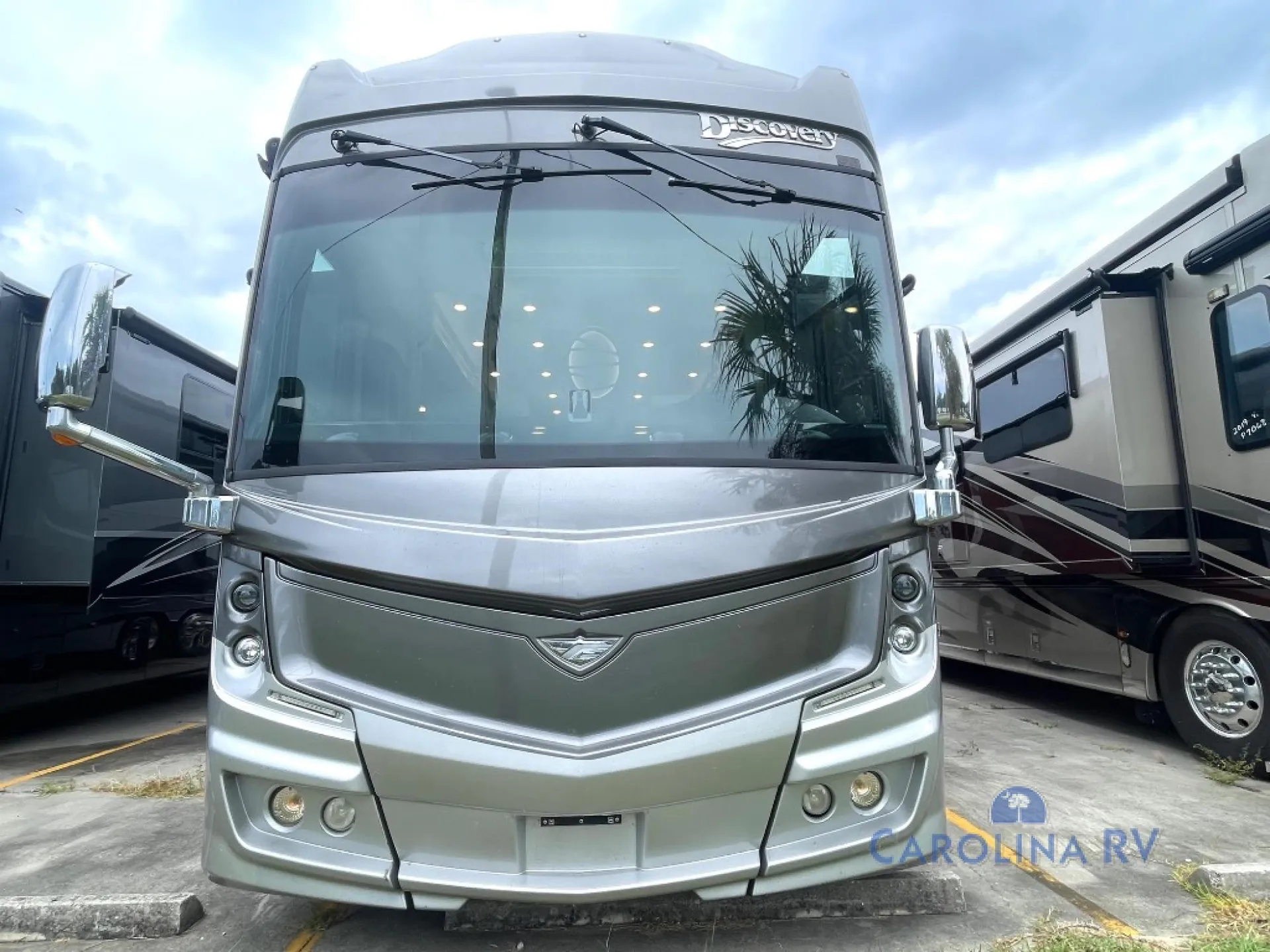 2022 Fleetwood Discovery LXE 44S - Photo 3