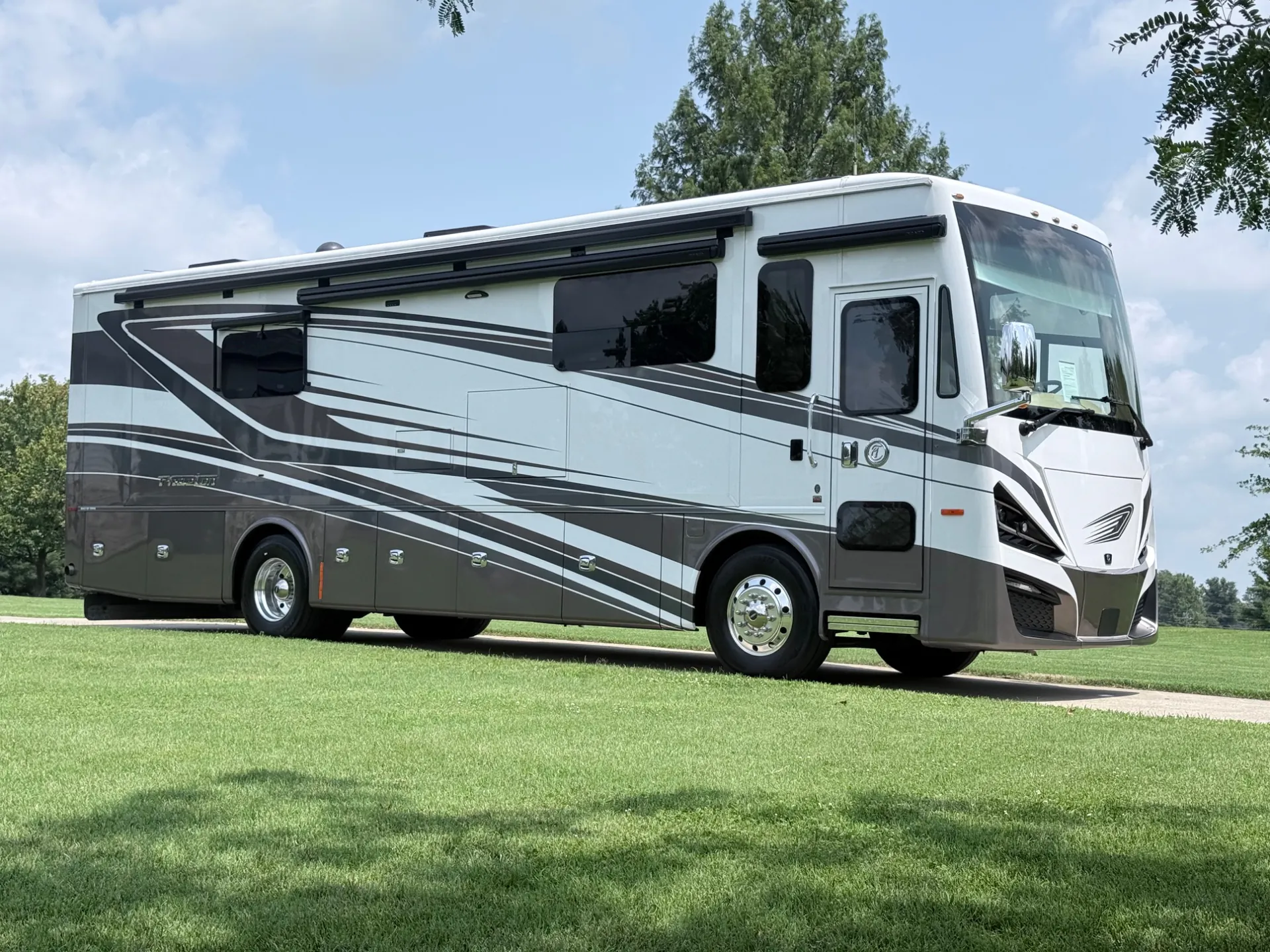 2024 Tiffin Phaeton 35 CH - Photo 2