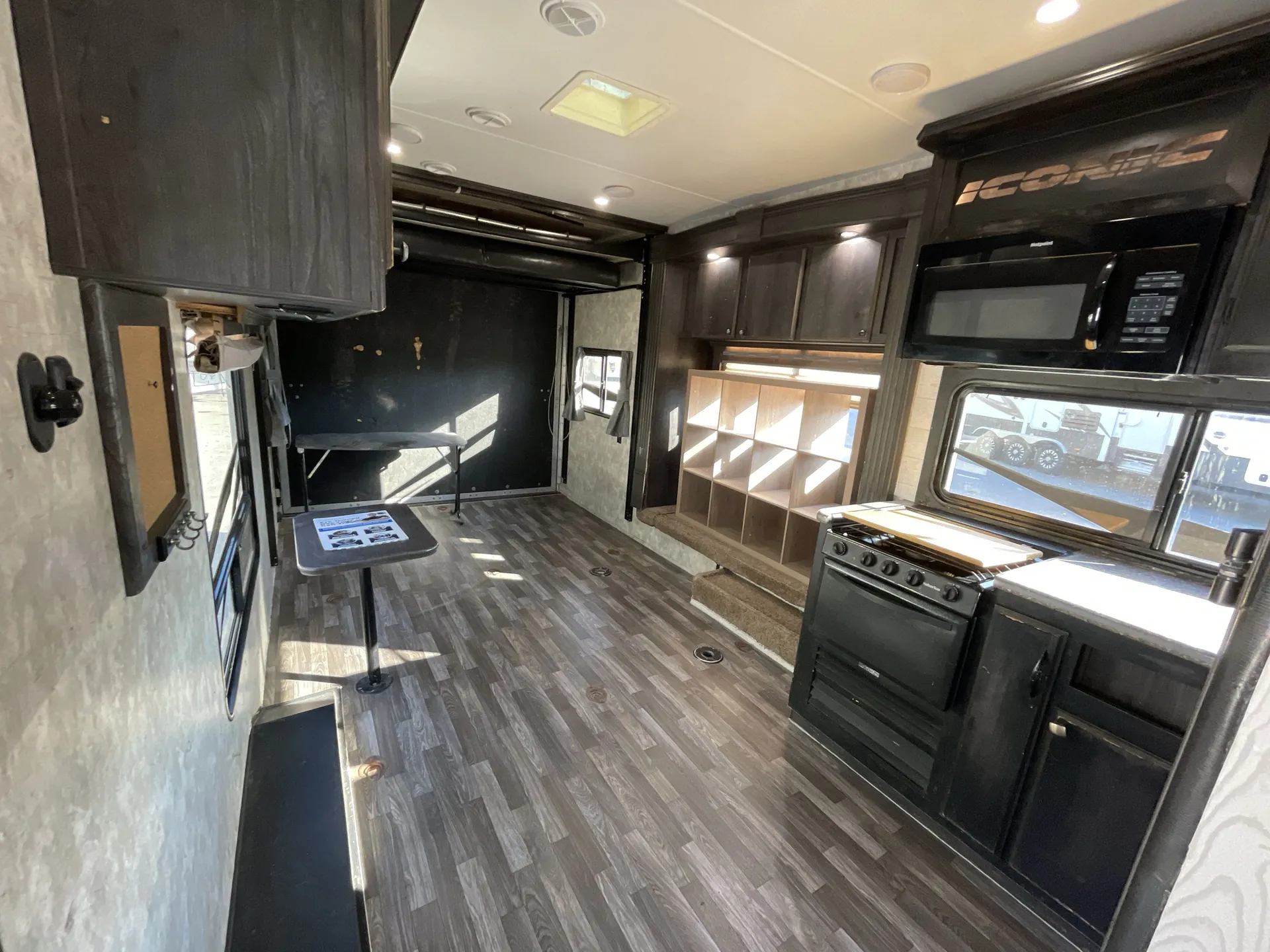 2018 Eclipse Iconic Widelite 2816SWG — living area main