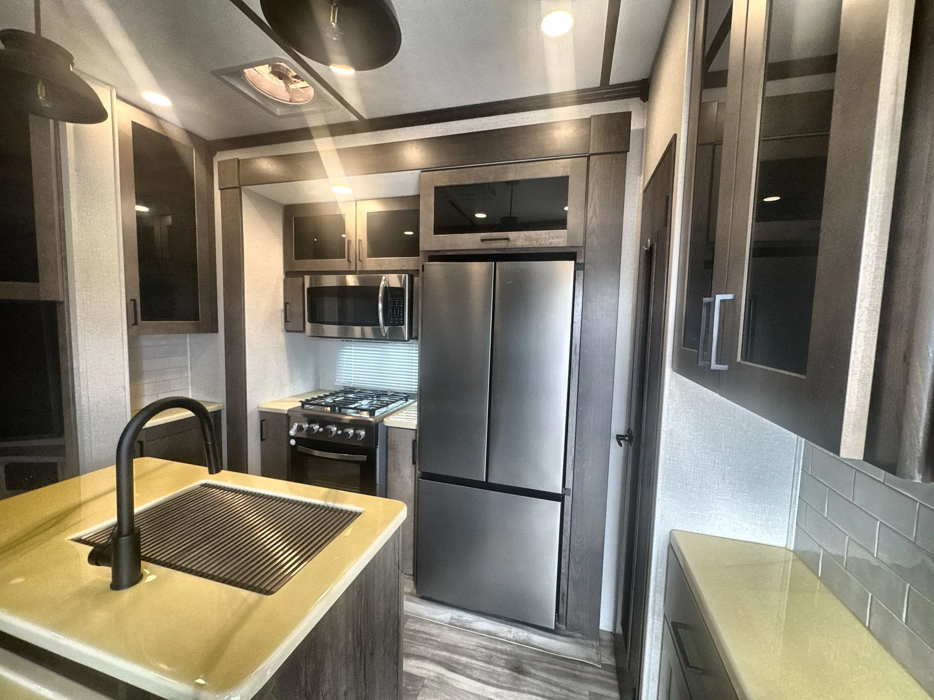 2021 Alliance RV Valor 36V11 - Photo 3