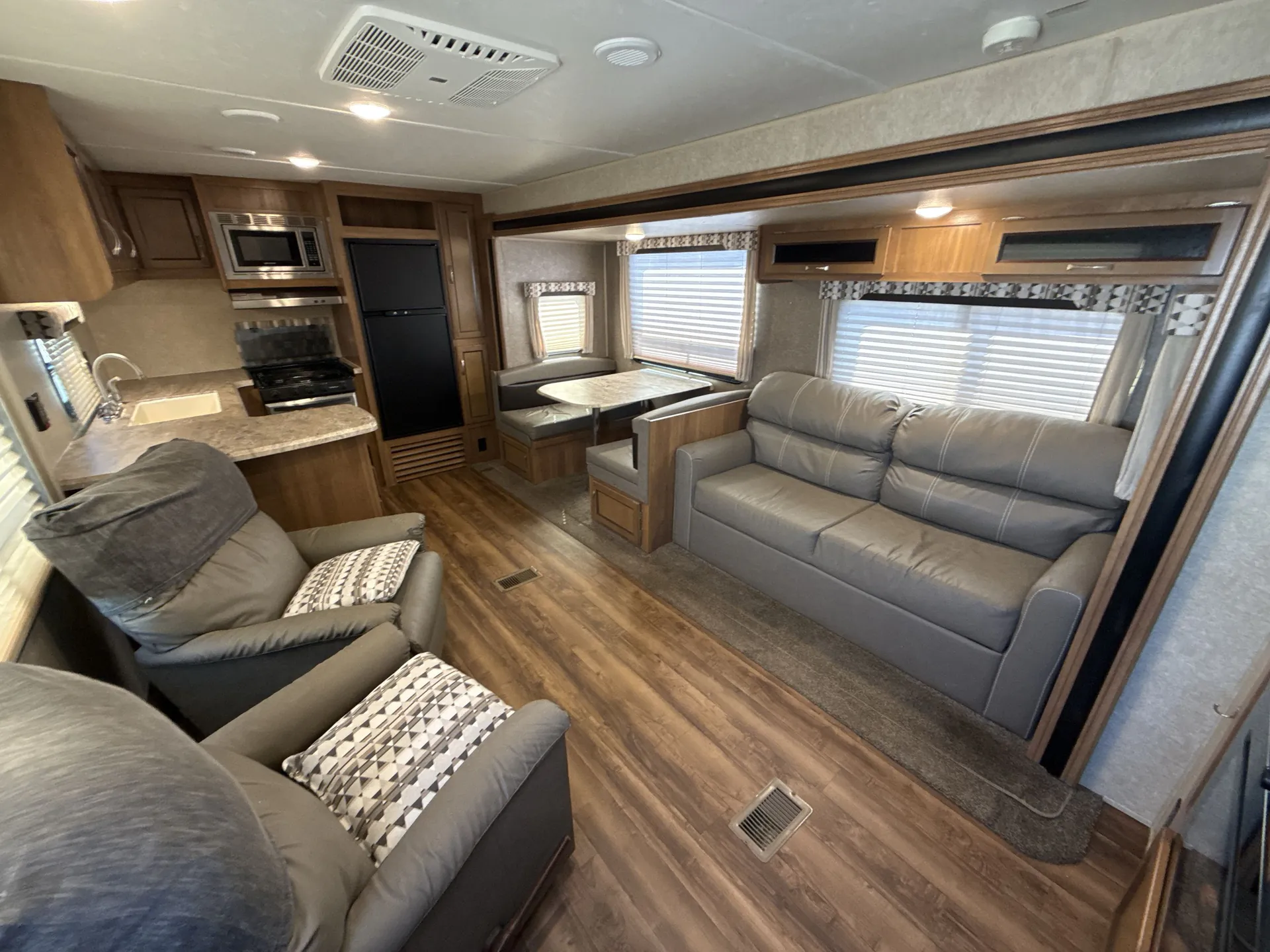 2019 Coachmen Catalina Legacy Edition 283RKS — living area main