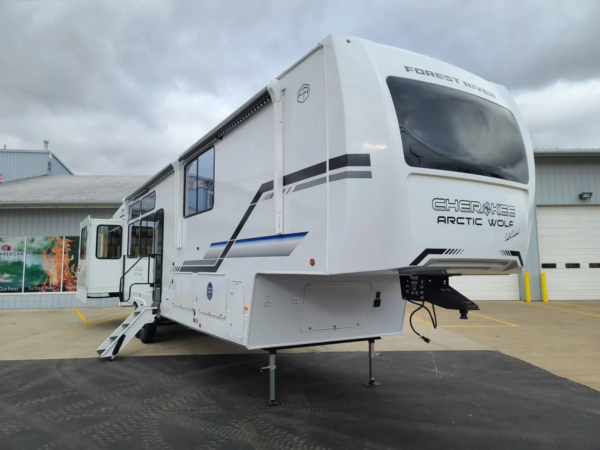 2026 Forest River Cherokee Arctic Wolf 38LEAHG - Photo 2