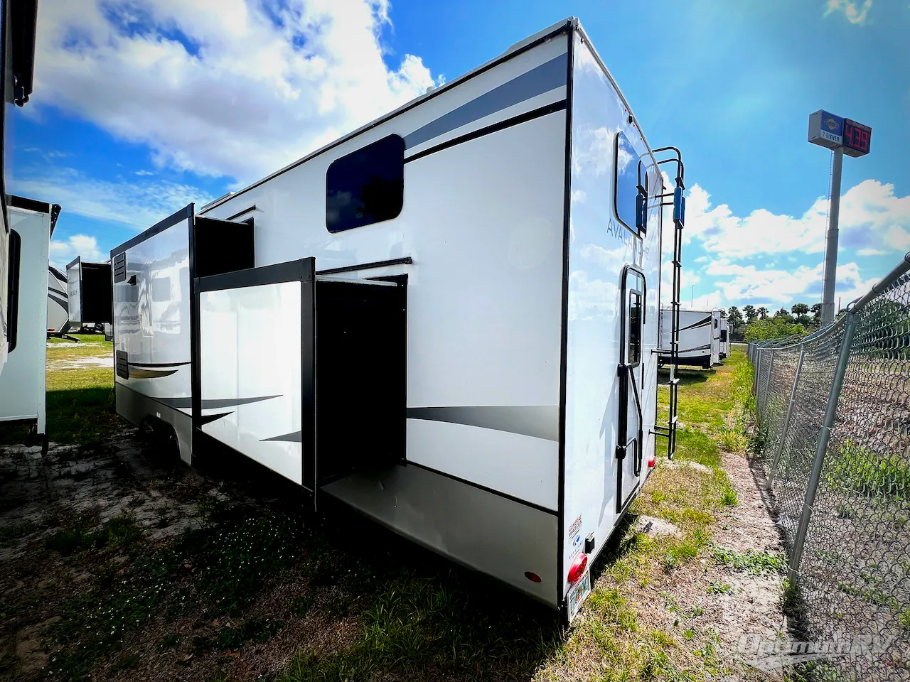 2023 Keystone Avalanche 295RK - Photo 3