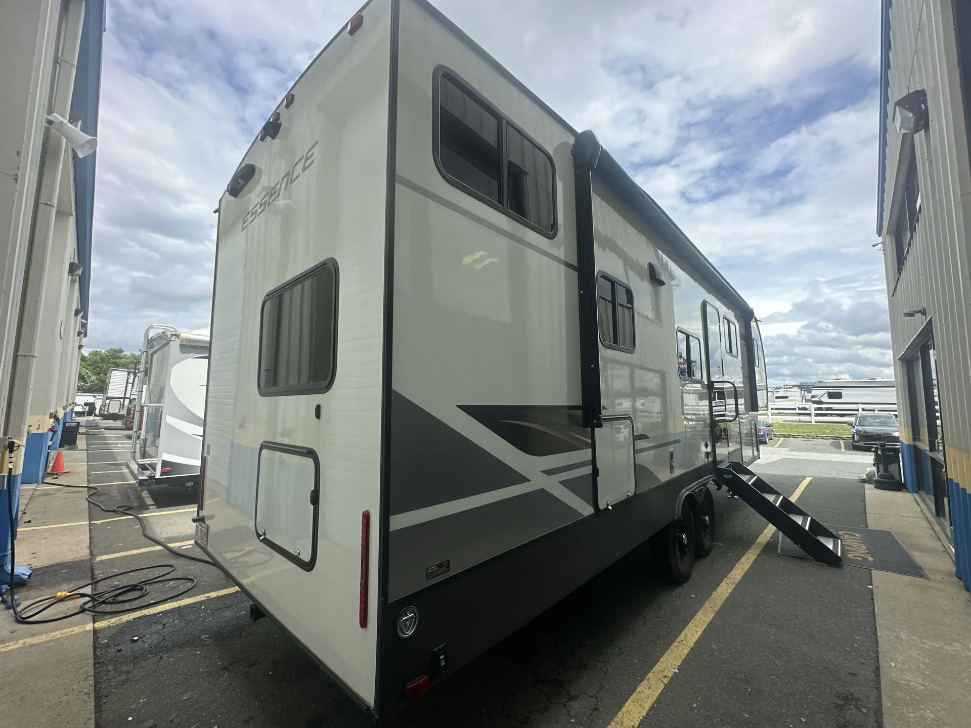 2025 Cruiser RV Essence 28DB - Photo 3