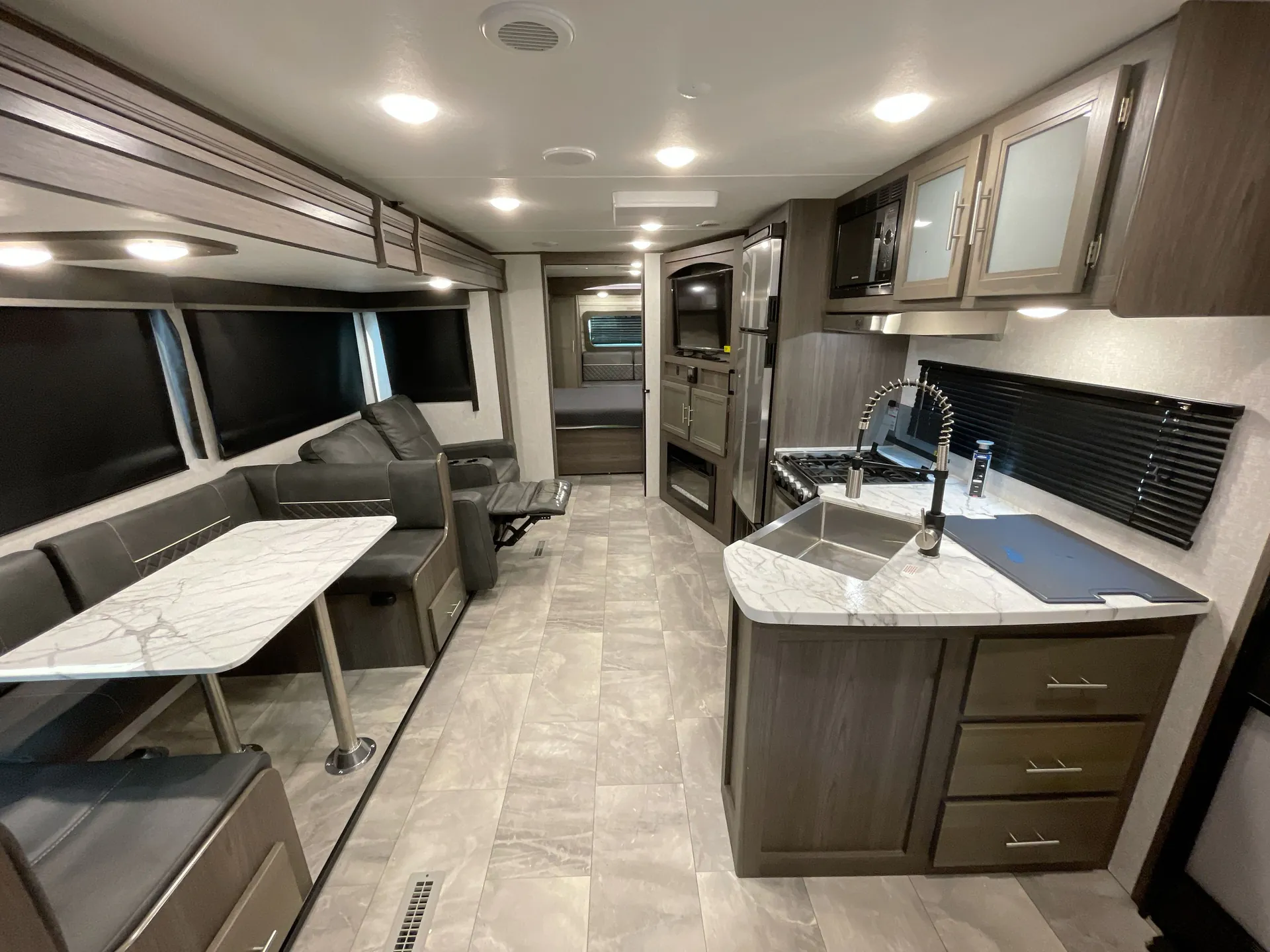 2021 Dutchmen Kodiak Ultimate 3021RBDS — cabinet