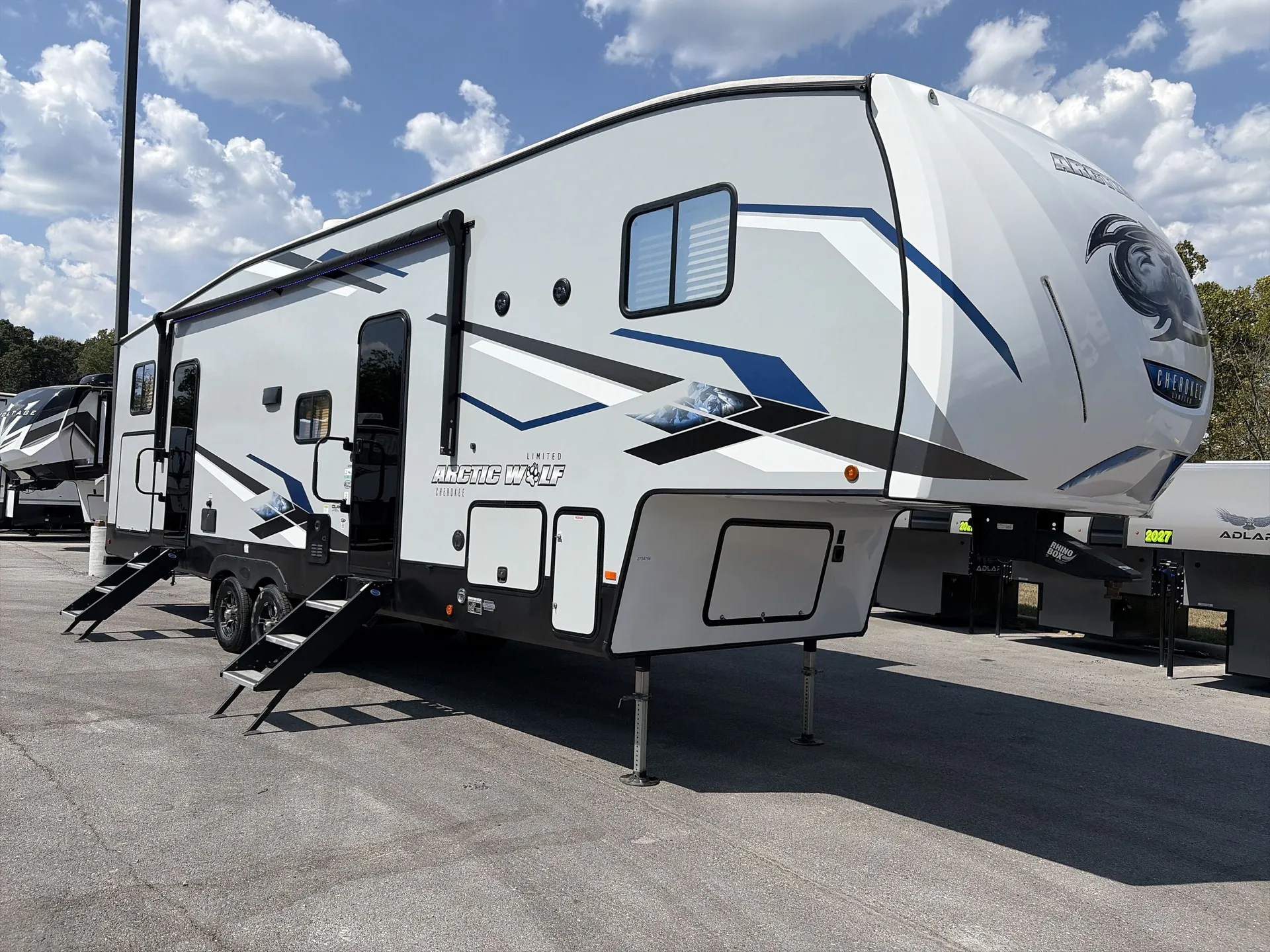 2023 Forest River Cherokee Arctic Wolf 321BH - Photo 2