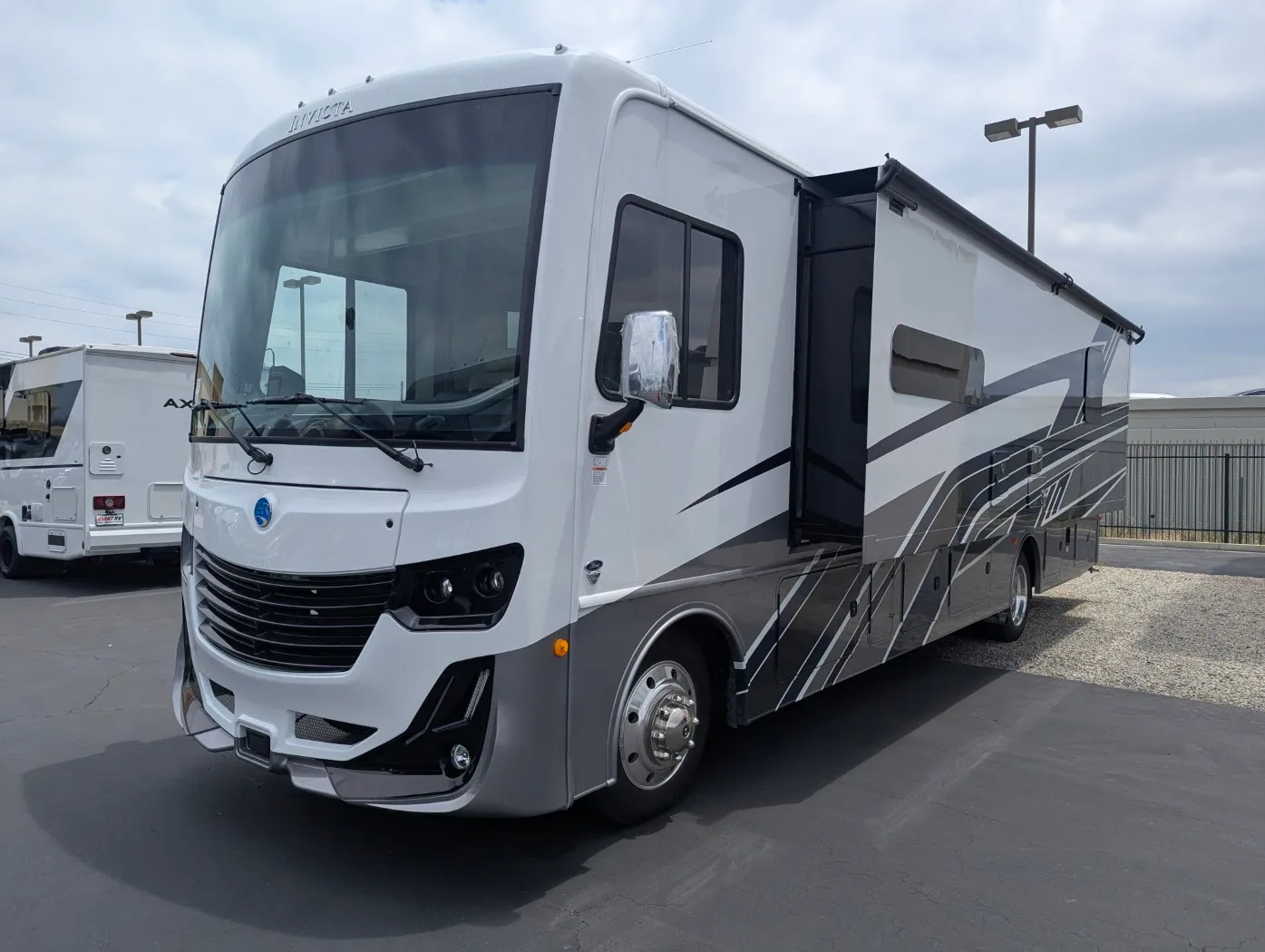 2026 Holiday Rambler Invicta 33HB - Photo 4