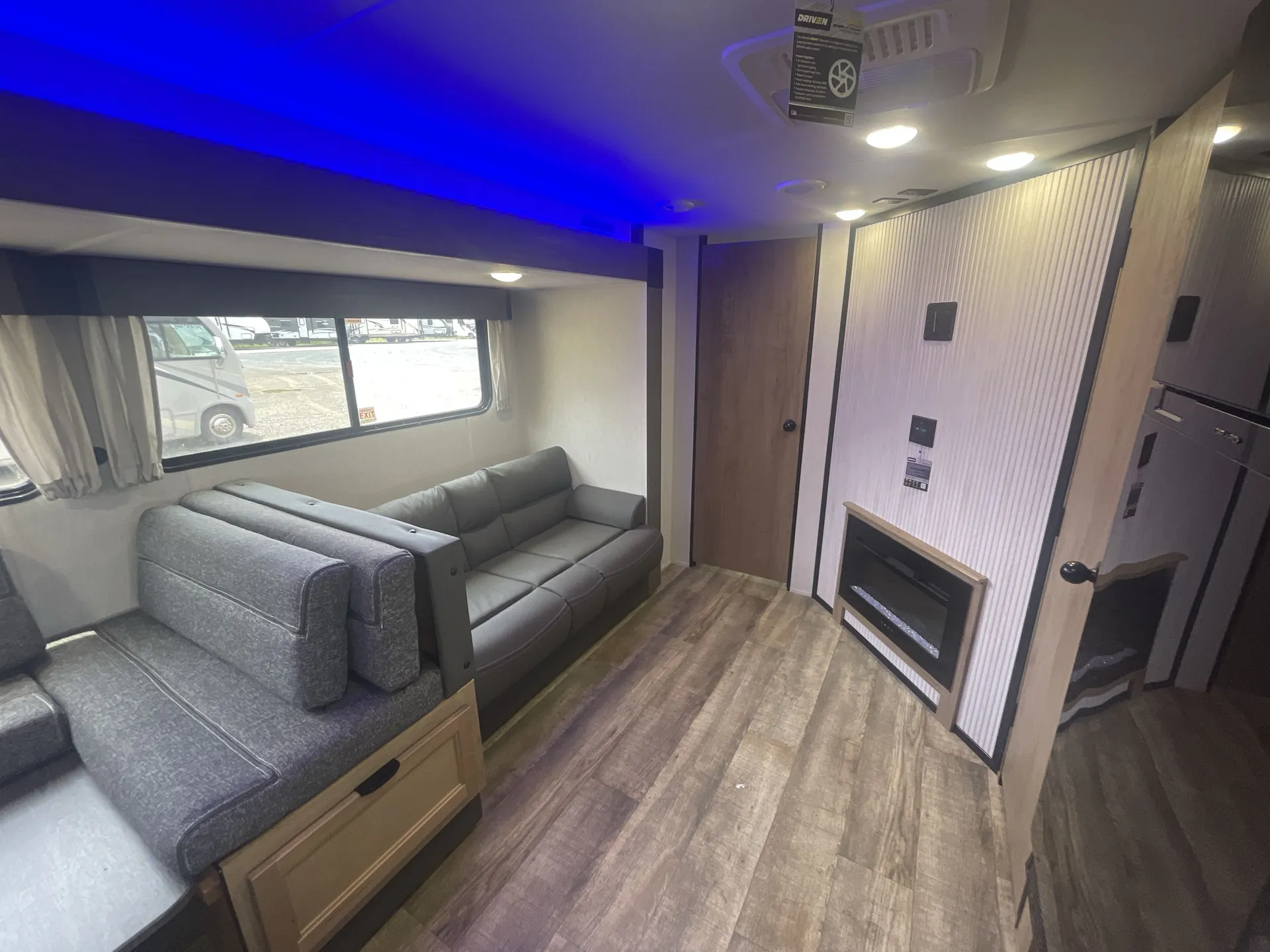 2024 Forest River Cherokee Grey Wolf 27DBH — living area main