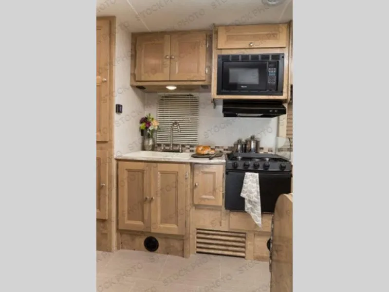 2020 Coachmen Leprechaun 260RS - Photo 4