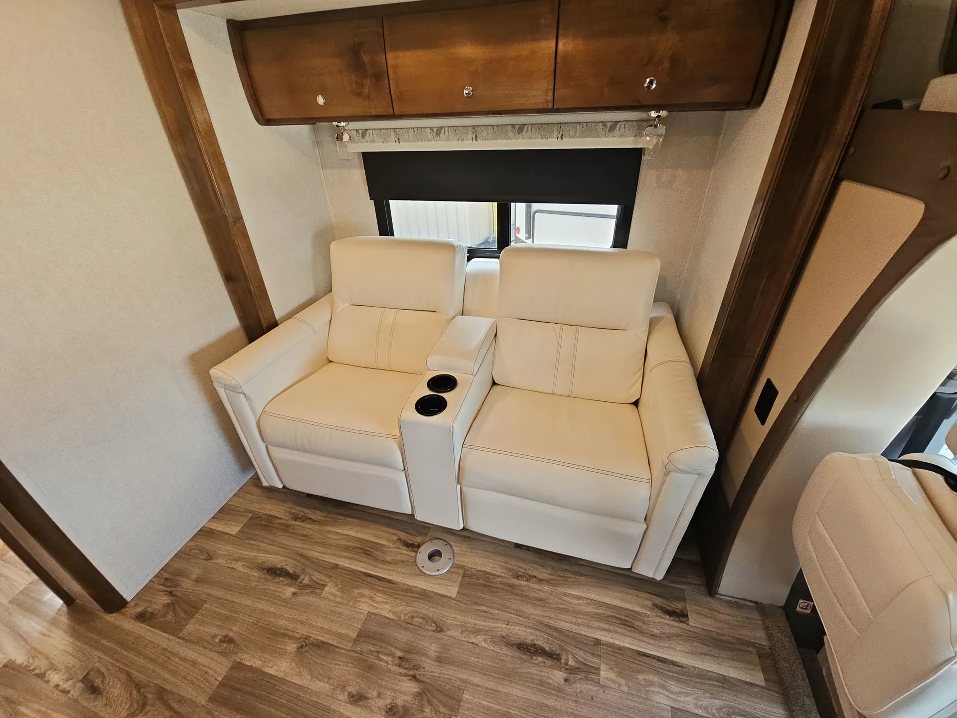 2019 Tiffin Wayfarer 25 QW — living area main