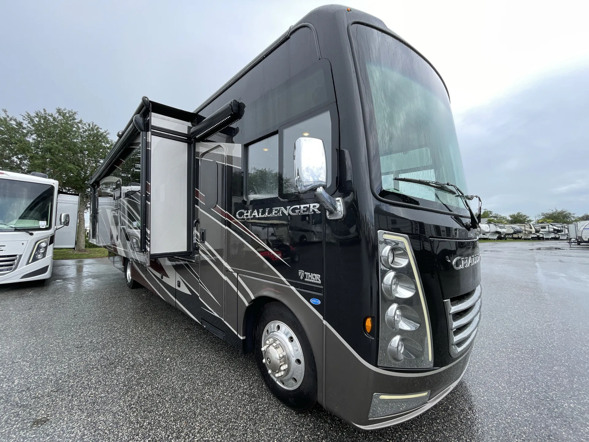 2023 Thor Motor Coach Challenger 35MQ - Photo 2